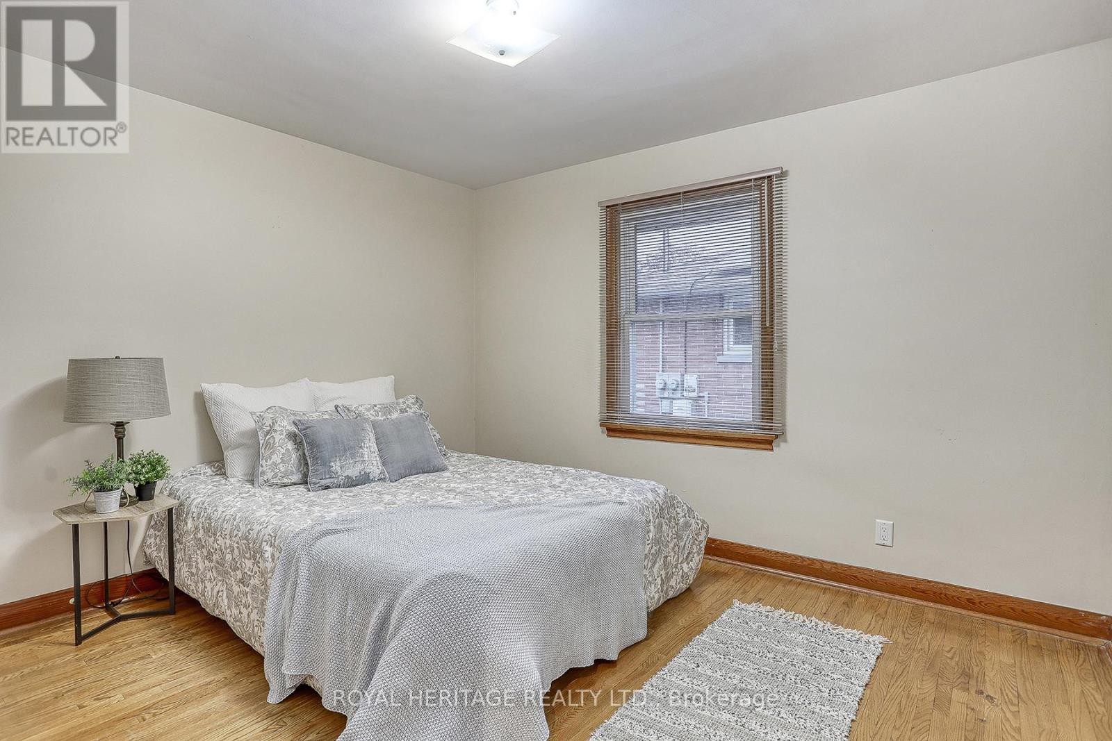 












339 NIPIGON STREET E

,
Oshawa (McLaughlin),




Ontario
L1J4P1

