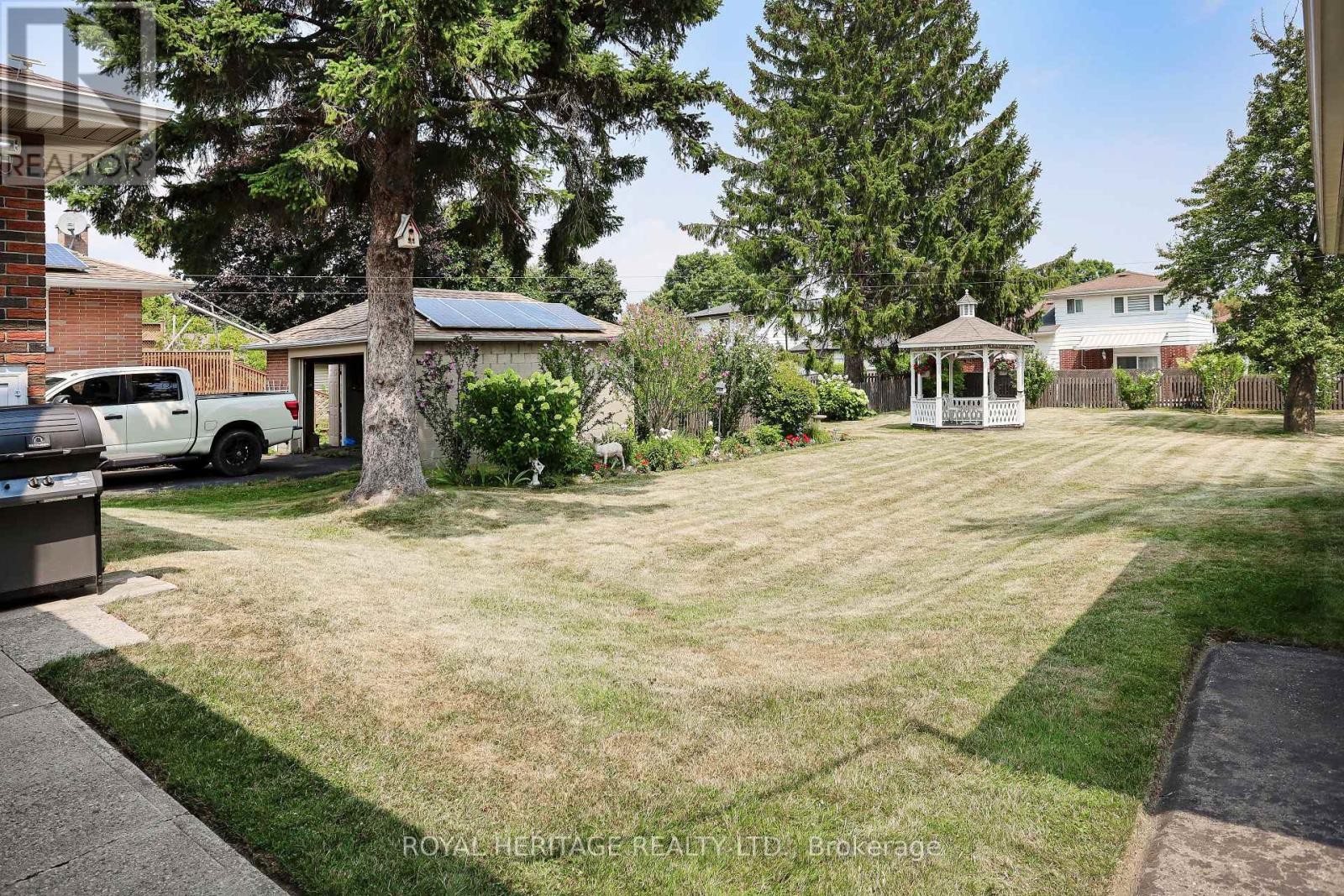 












339 NIPIGON STREET E

,
Oshawa (McLaughlin),




Ontario
L1J4P1

