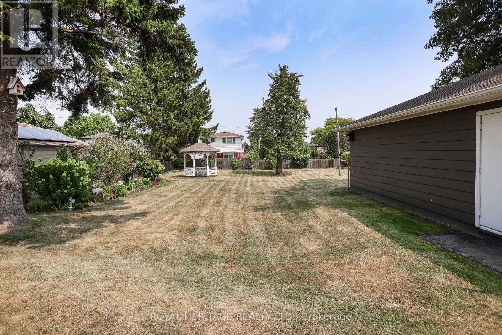 












339 NIPIGON STREET E

,
Oshawa (McLaughlin),




Ontario
L1J4P1

