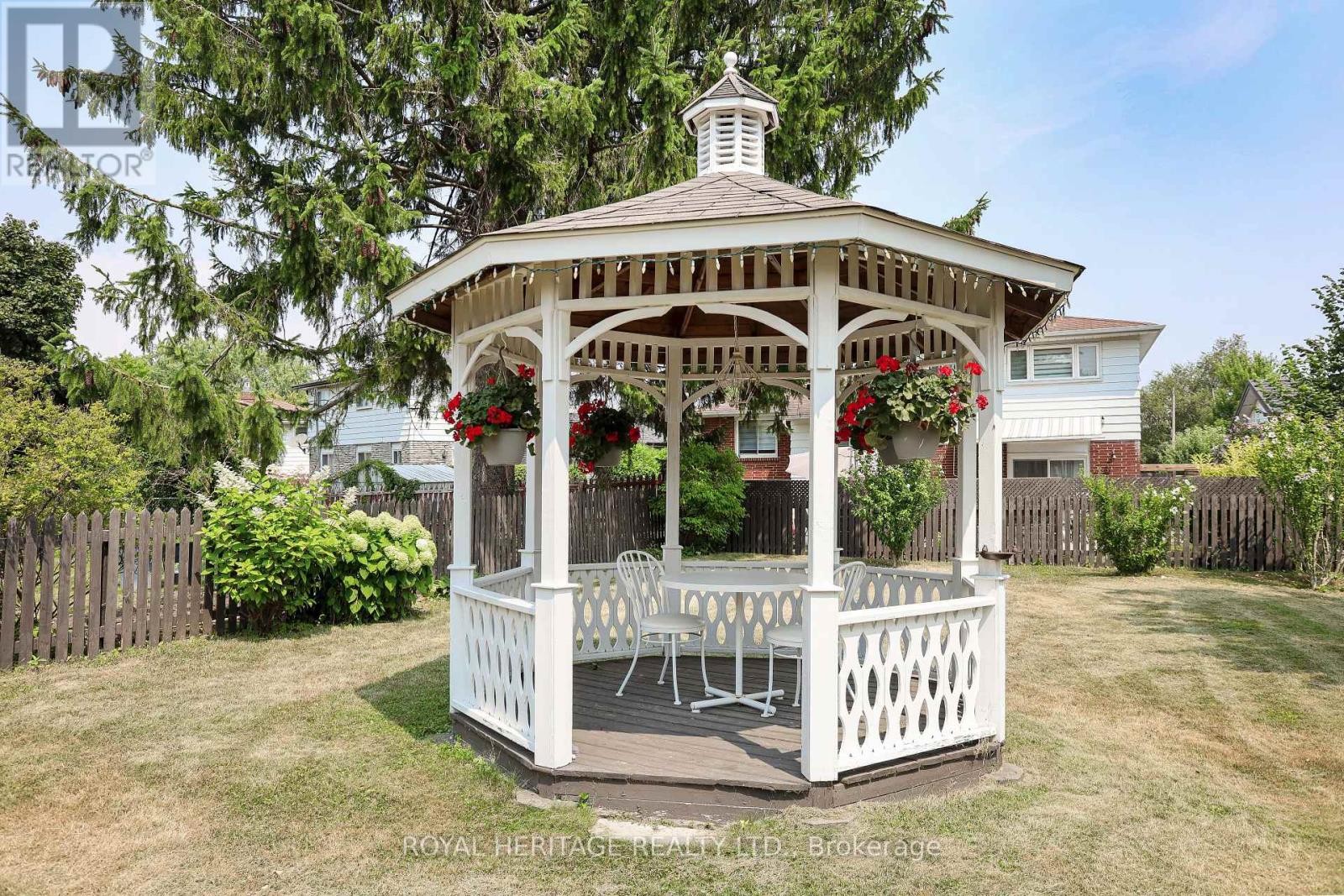 












339 NIPIGON STREET E

,
Oshawa (McLaughlin),




Ontario
L1J4P1

