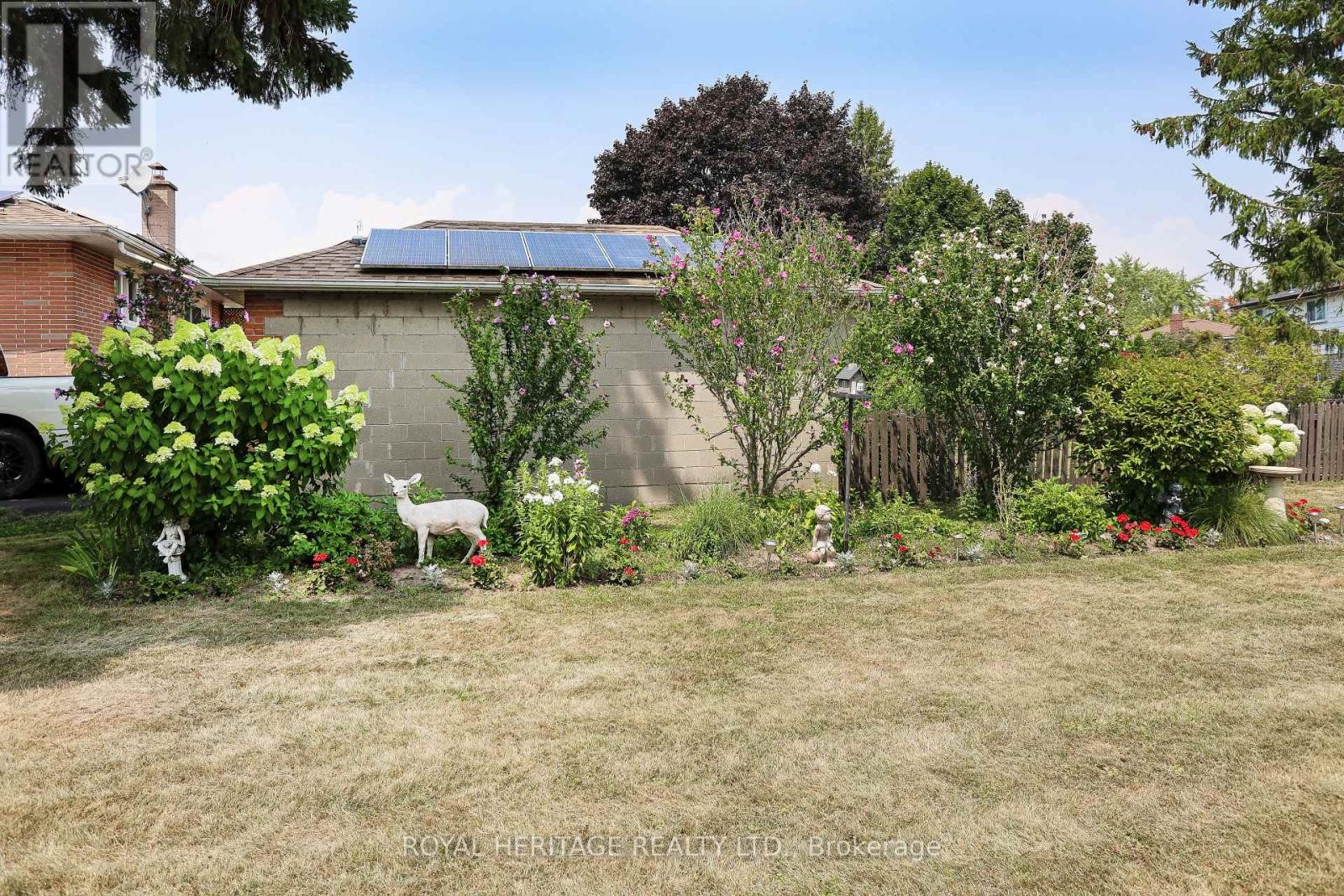 












339 NIPIGON STREET E

,
Oshawa (McLaughlin),




Ontario
L1J4P1

