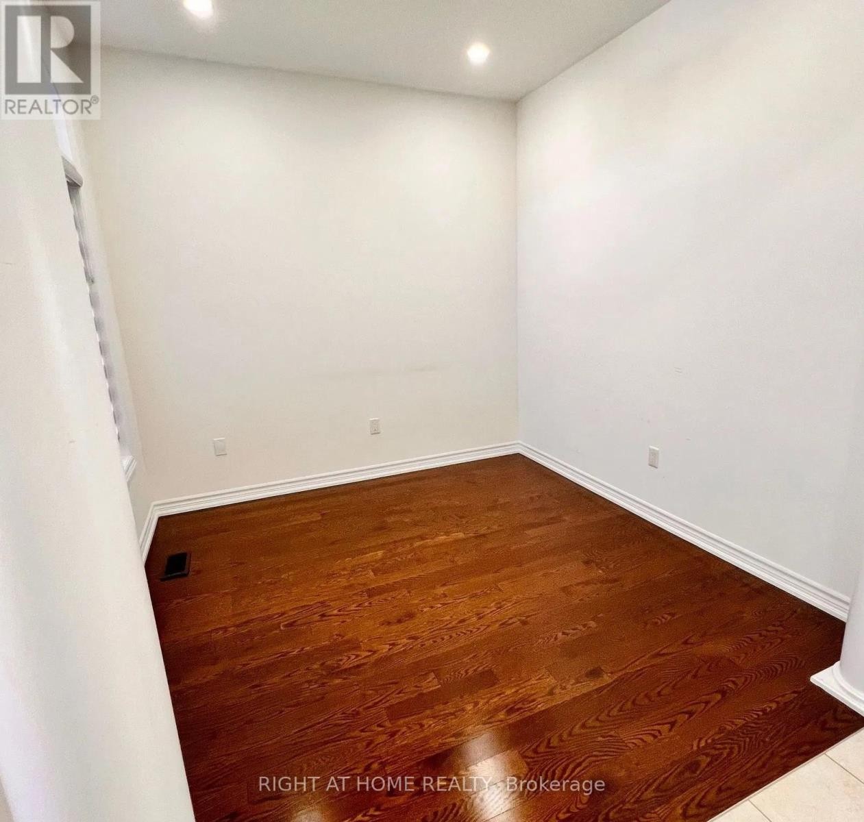 












18 GOHEEN STREET

,
Clarington (Newcastle),




Ontario
L1B0K7

