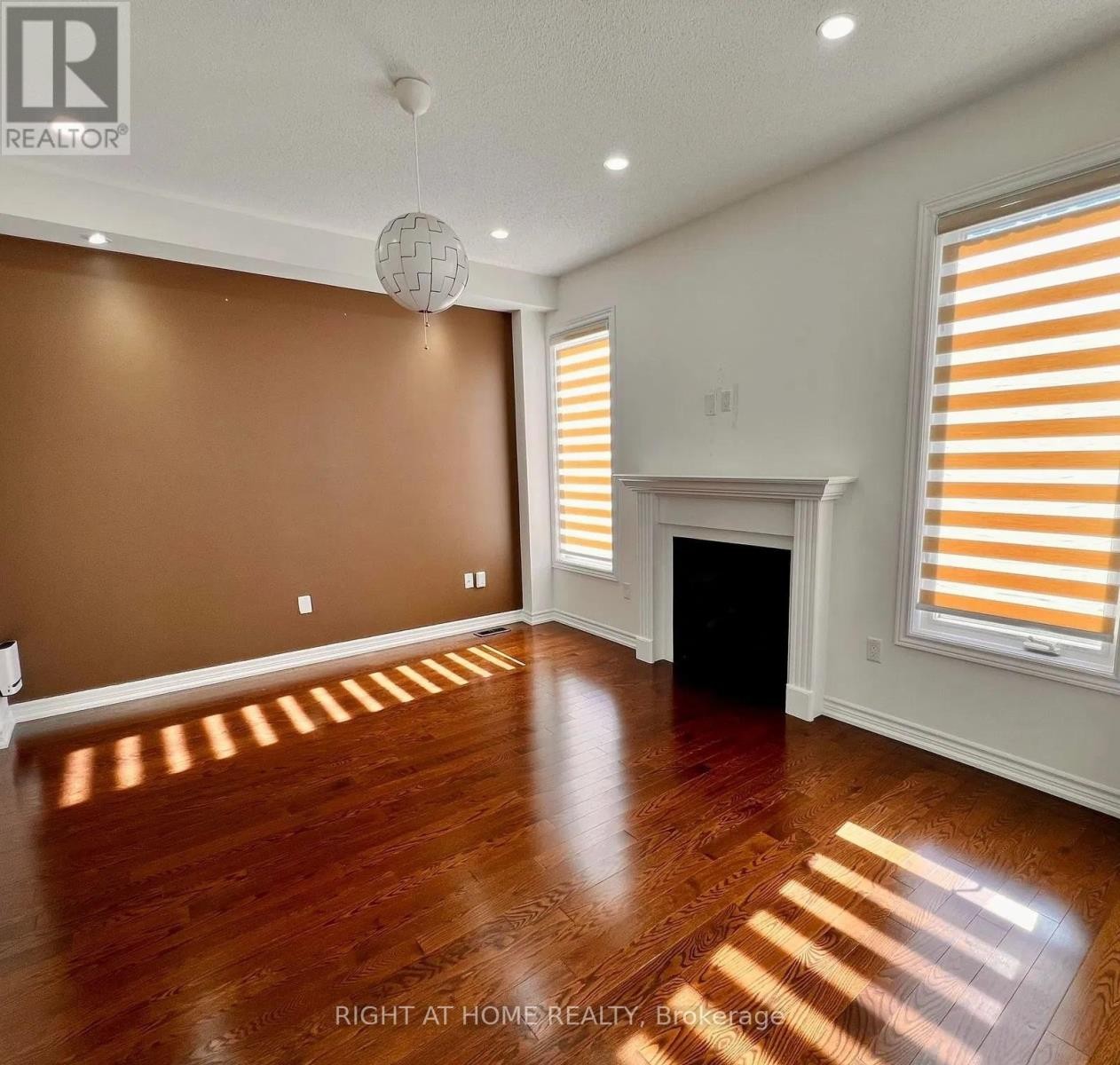 












18 GOHEEN STREET

,
Clarington (Newcastle),




Ontario
L1B0K7

