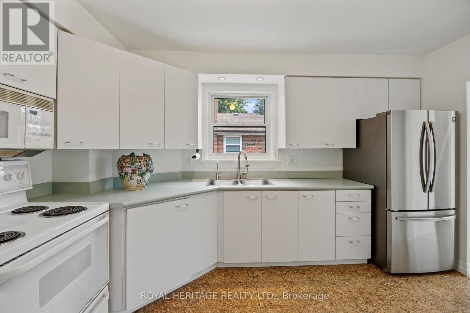 












32 BEATH STREET

,
Toronto (West Hill),




Ontario
M1E3J3

