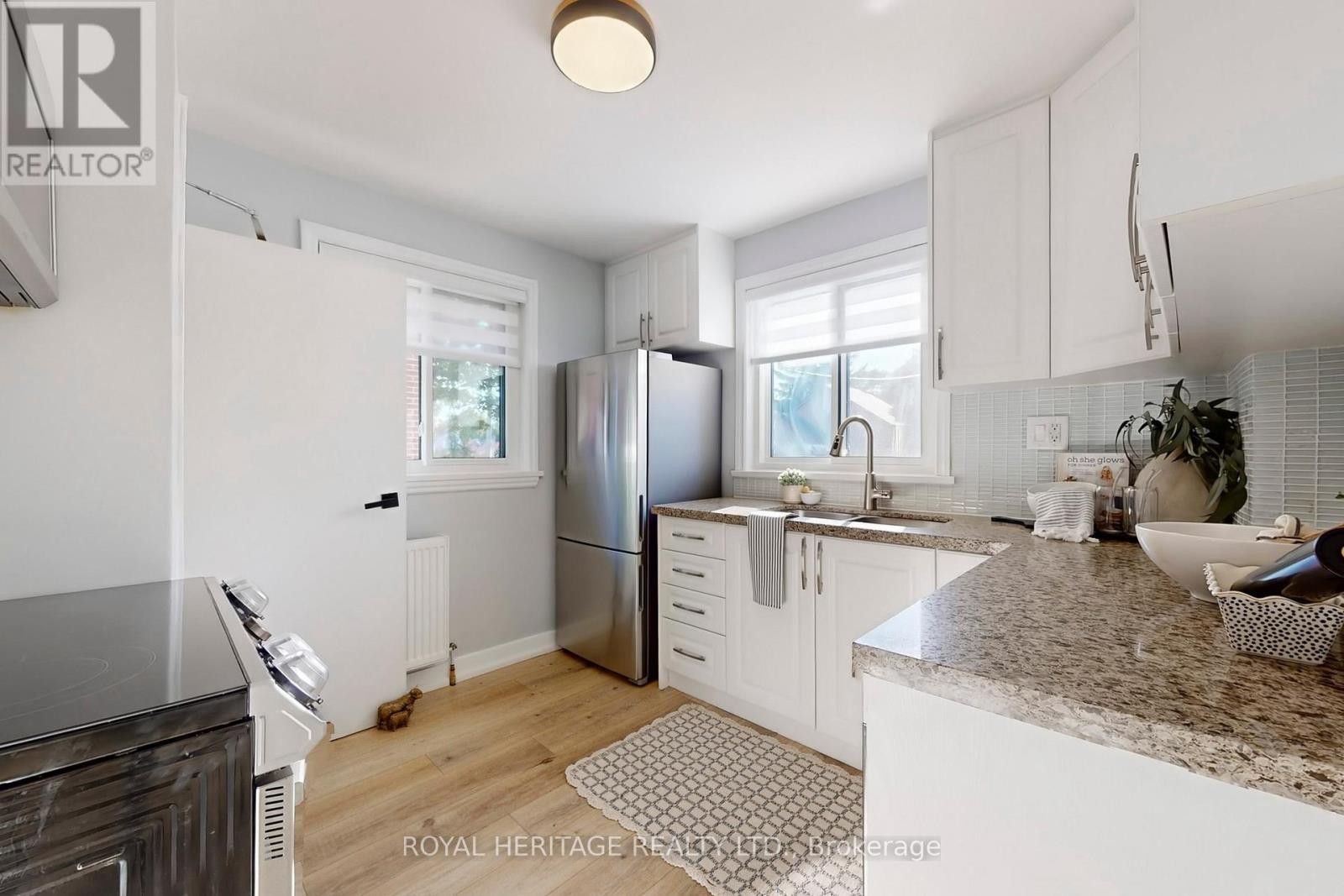 












233 PALACE STREET

,
Whitby (Downtown Whitby),




Ontario
L1N5G1

