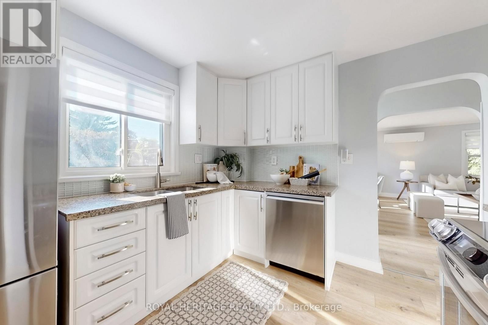 












233 PALACE STREET

,
Whitby (Downtown Whitby),




Ontario
L1N5G1

