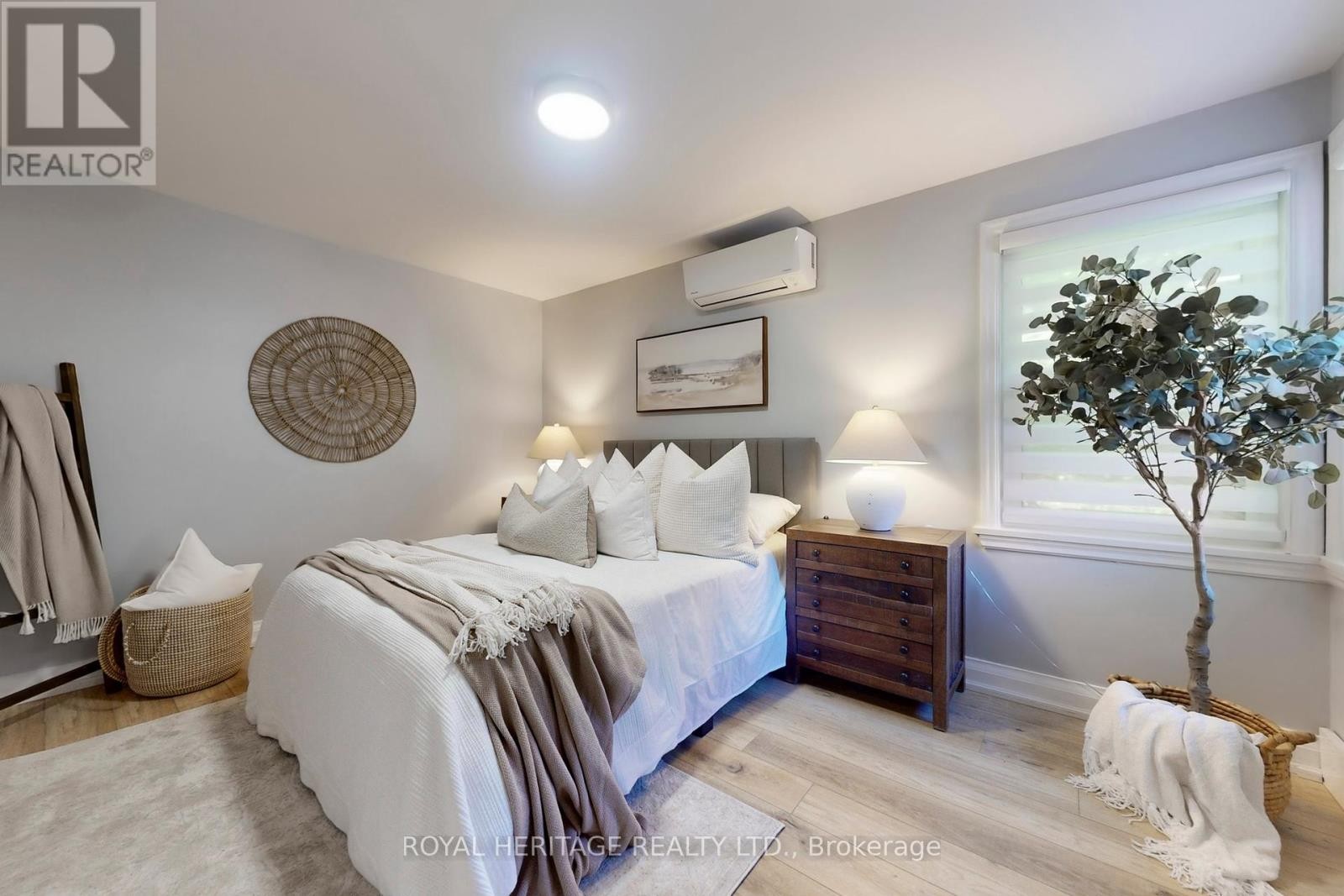 












233 PALACE STREET

,
Whitby (Downtown Whitby),




Ontario
L1N5G1

