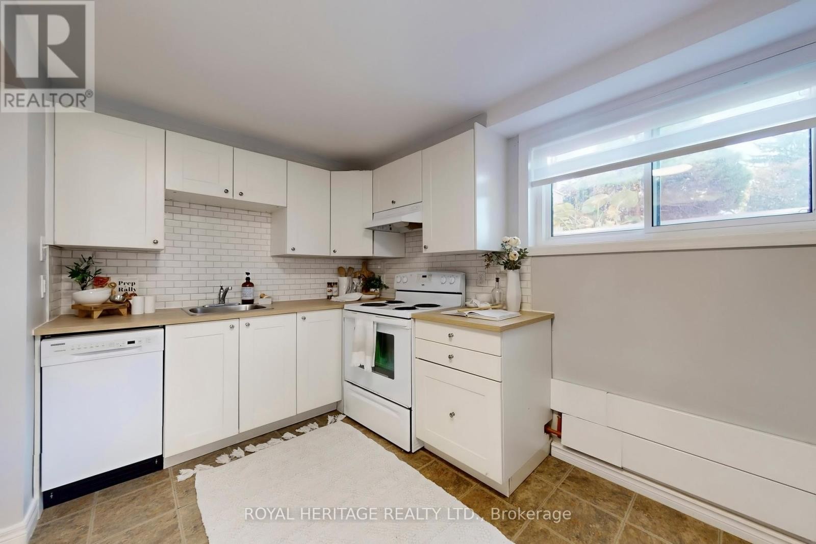 












233 PALACE STREET

,
Whitby (Downtown Whitby),




Ontario
L1N5G1

