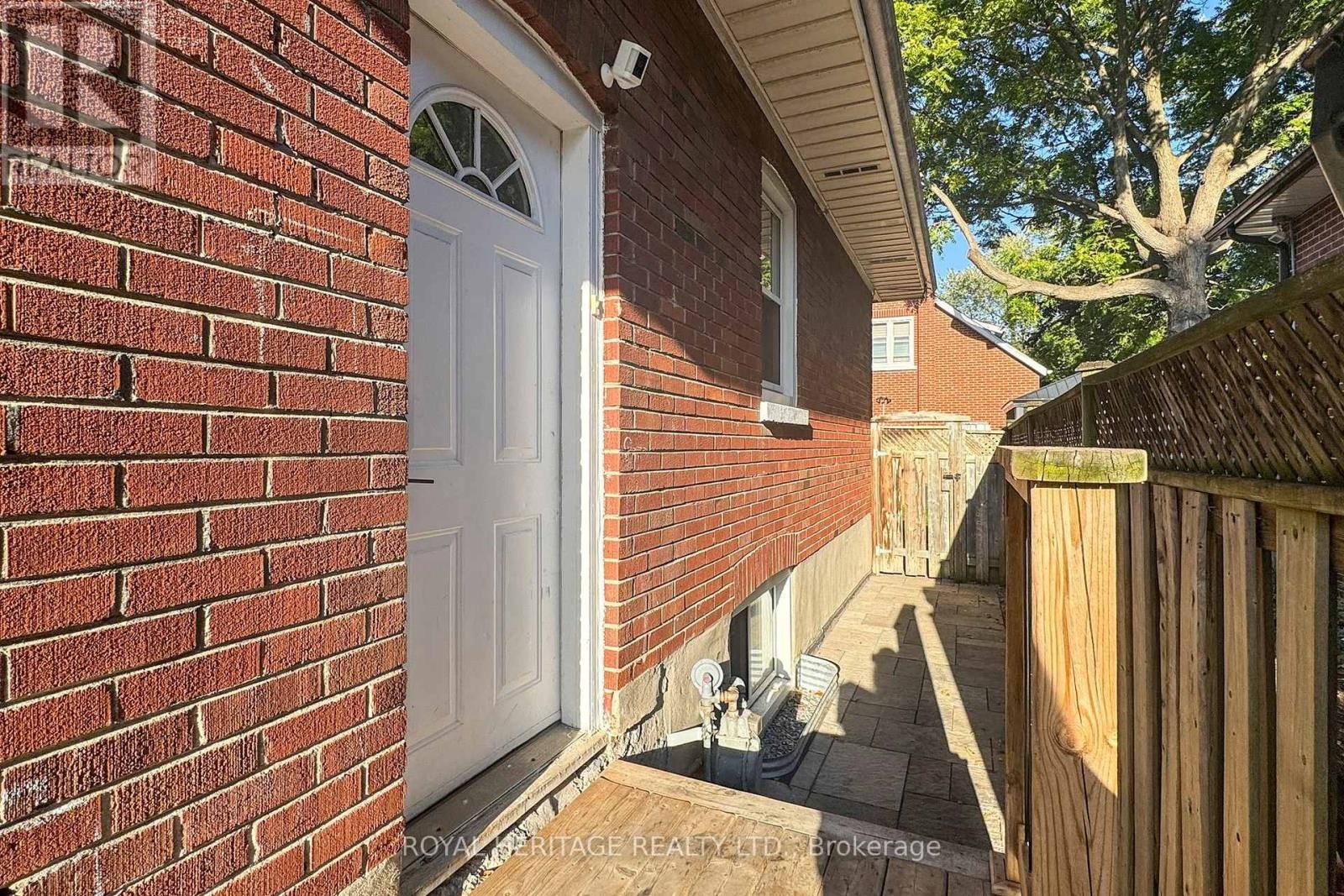 












233 PALACE STREET

,
Whitby (Downtown Whitby),




Ontario
L1N5G1

