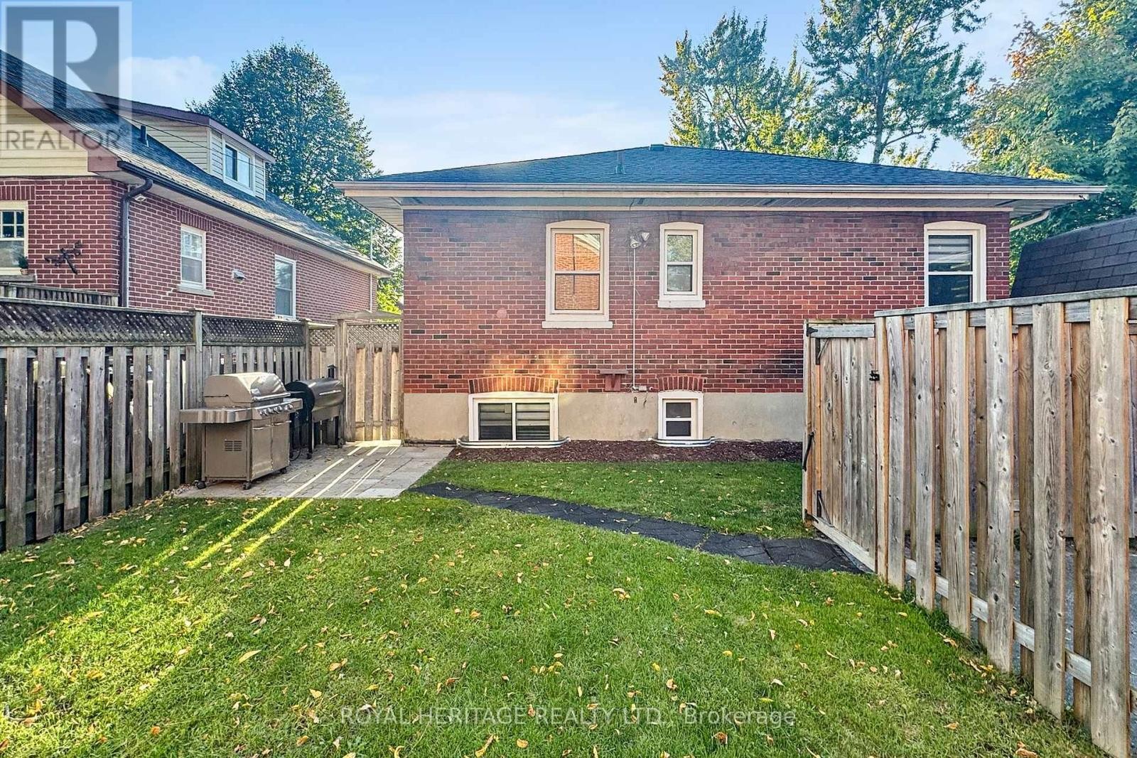 












233 PALACE STREET

,
Whitby (Downtown Whitby),




Ontario
L1N5G1

