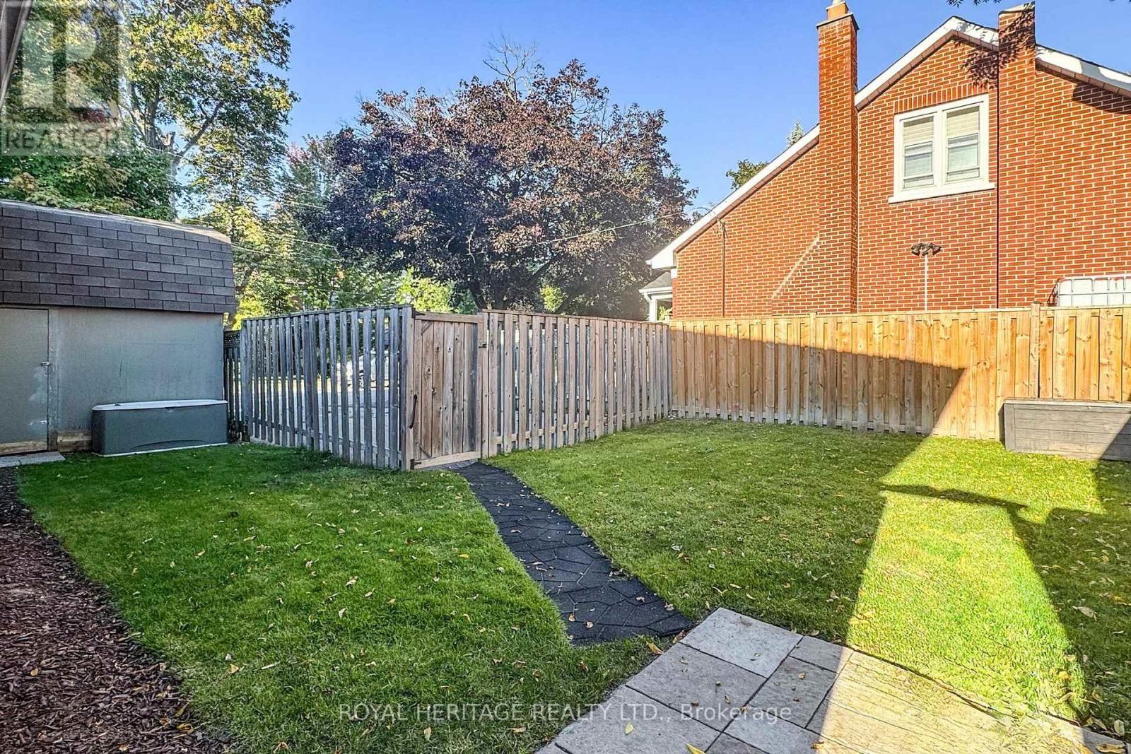 












233 PALACE STREET

,
Whitby (Downtown Whitby),




Ontario
L1N5G1

