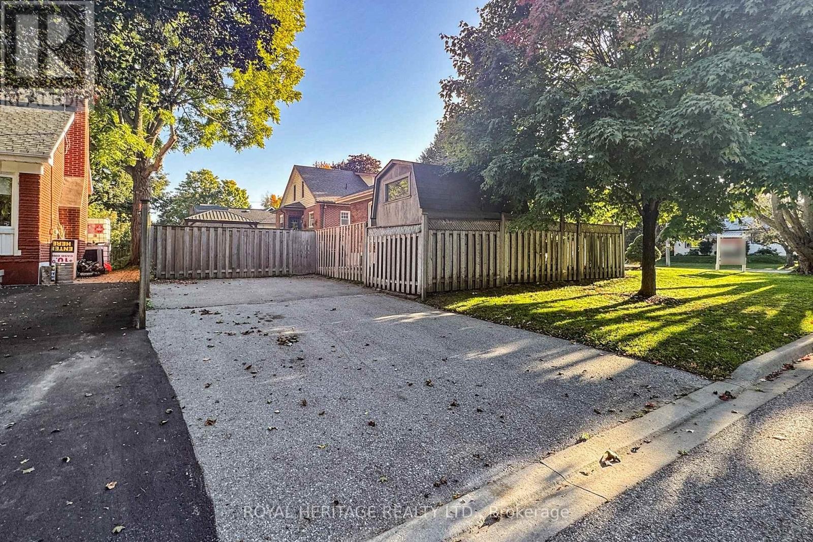 












233 PALACE STREET

,
Whitby (Downtown Whitby),




Ontario
L1N5G1

