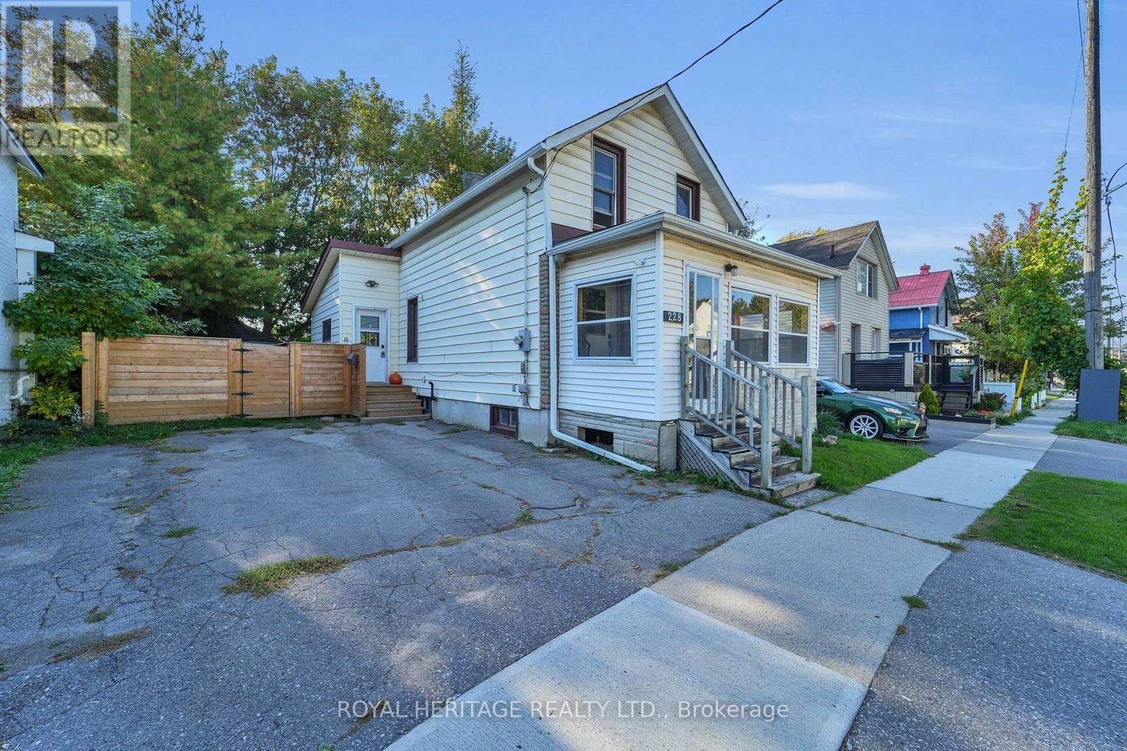 












228 COURT STREET

,
Oshawa (Central),




Ontario
L1H4W7

