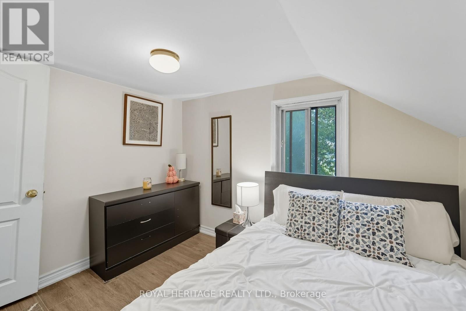 












228 COURT STREET

,
Oshawa (Central),




Ontario
L1H4W7

