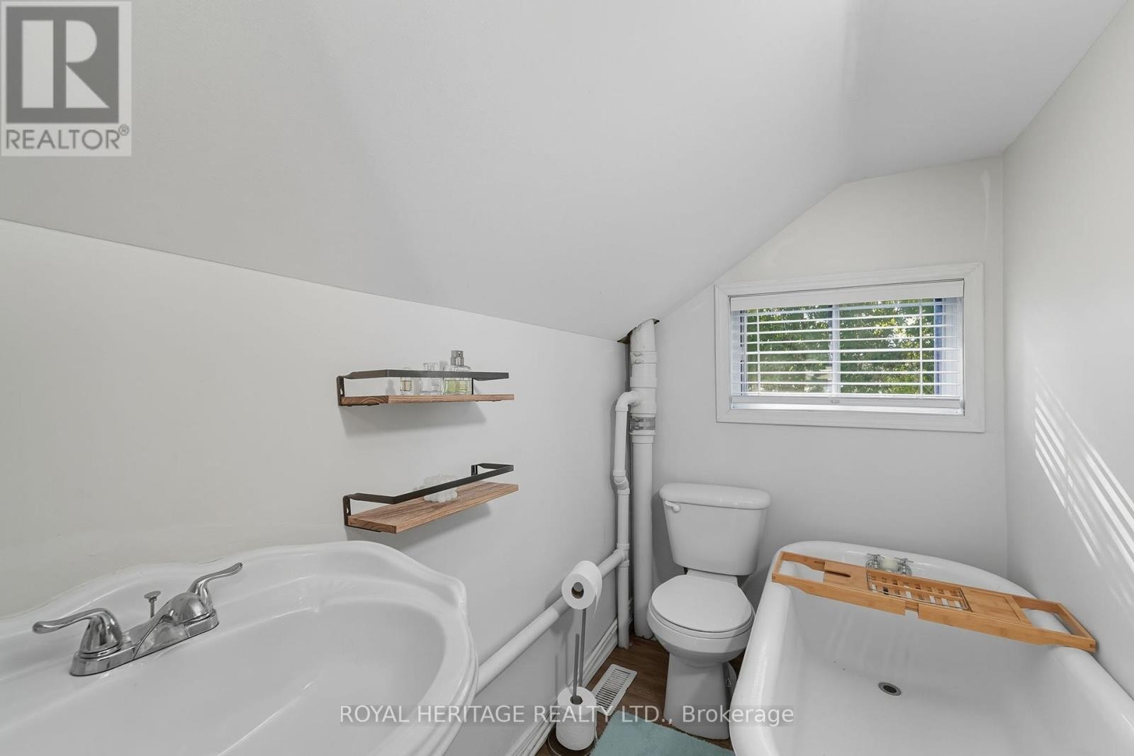 












228 COURT STREET

,
Oshawa (Central),




Ontario
L1H4W7

