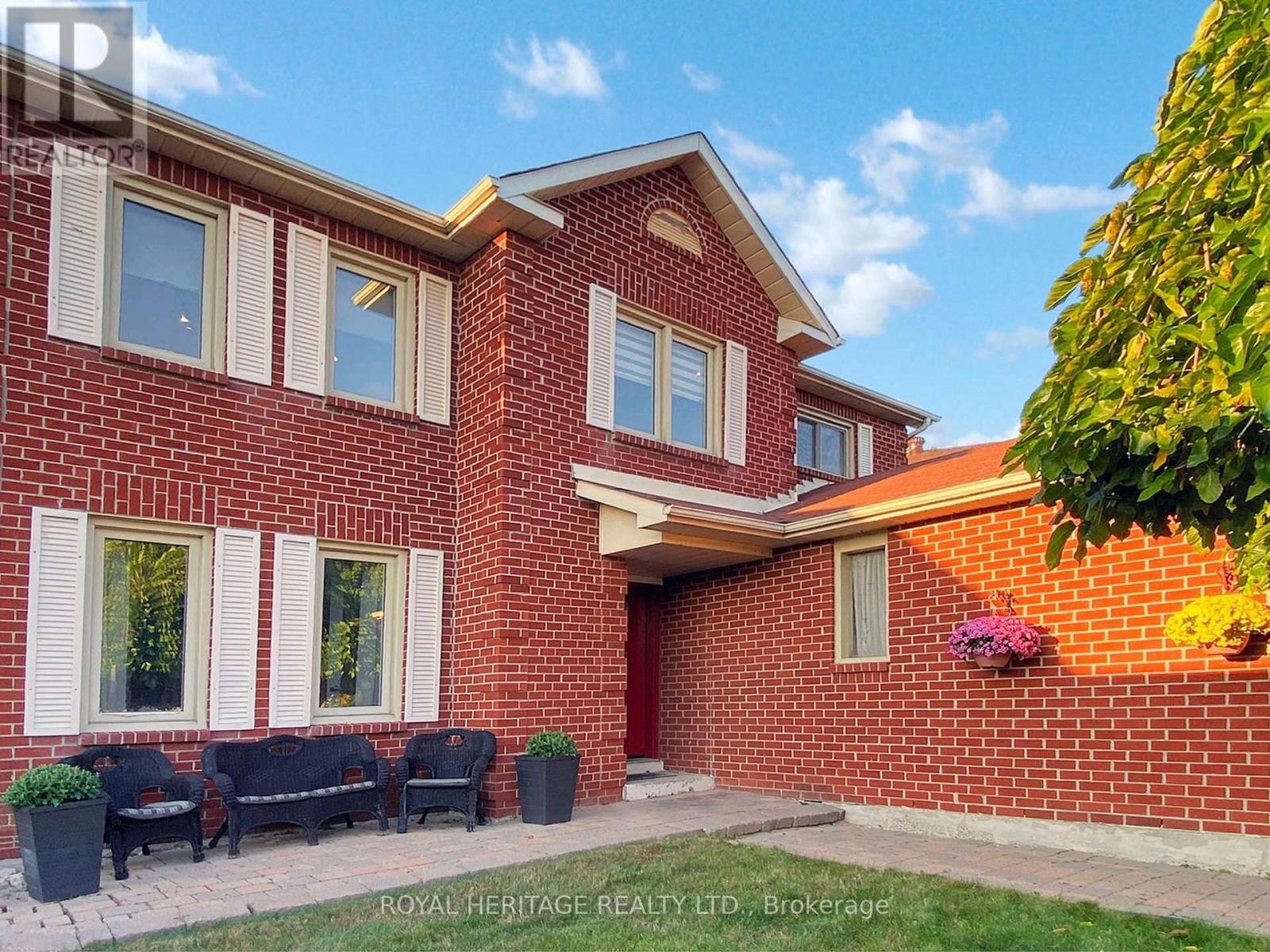 












138 WILLIAM STEPHENSON DRIVE

,
Whitby (Blue Grass Meadows),




Ontario
L1N8V3

