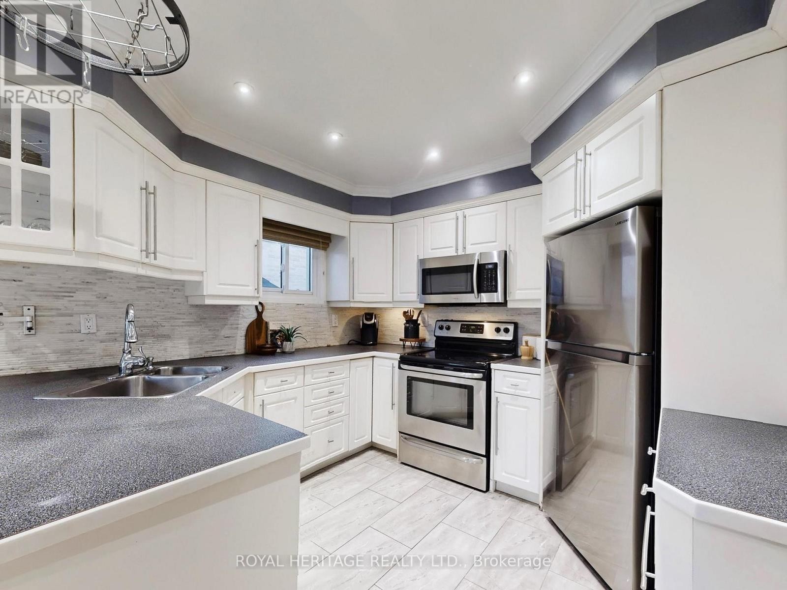 












138 WILLIAM STEPHENSON DRIVE

,
Whitby (Blue Grass Meadows),




Ontario
L1N8V3

