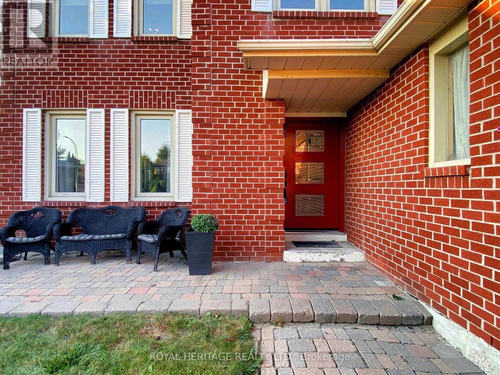 












138 WILLIAM STEPHENSON DRIVE

,
Whitby (Blue Grass Meadows),




Ontario
L1N8V3

