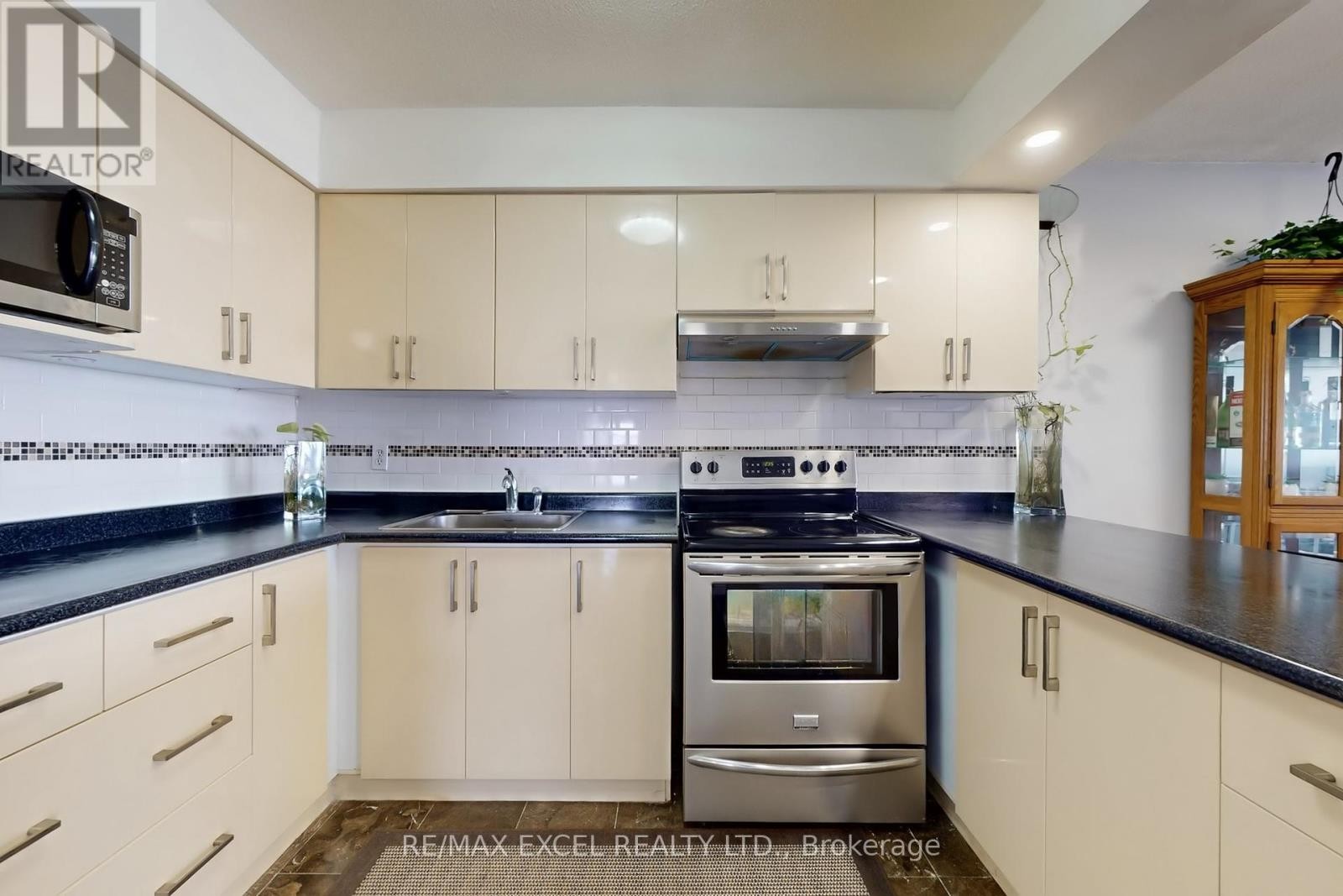 












1708 - 4101 SHEPPARD AVENUE E

,
Toronto (Agincourt South-Malvern West),




Ontario
M1S3H3

