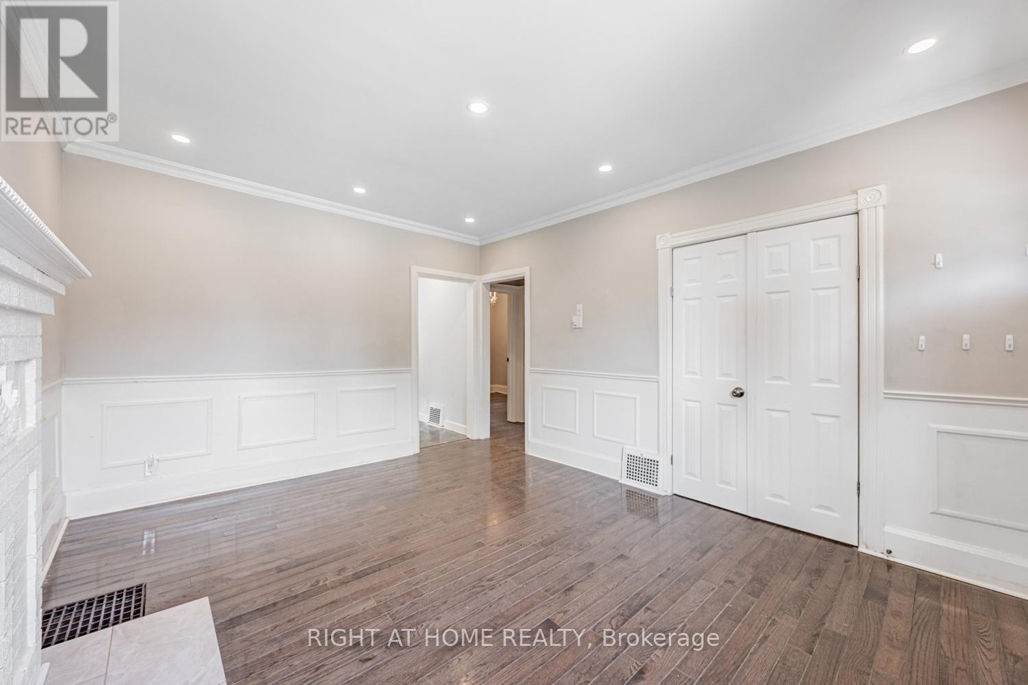 












390 JARVIS STREET

,
Oshawa (O'Neill),




Ontario
L1G5L2


