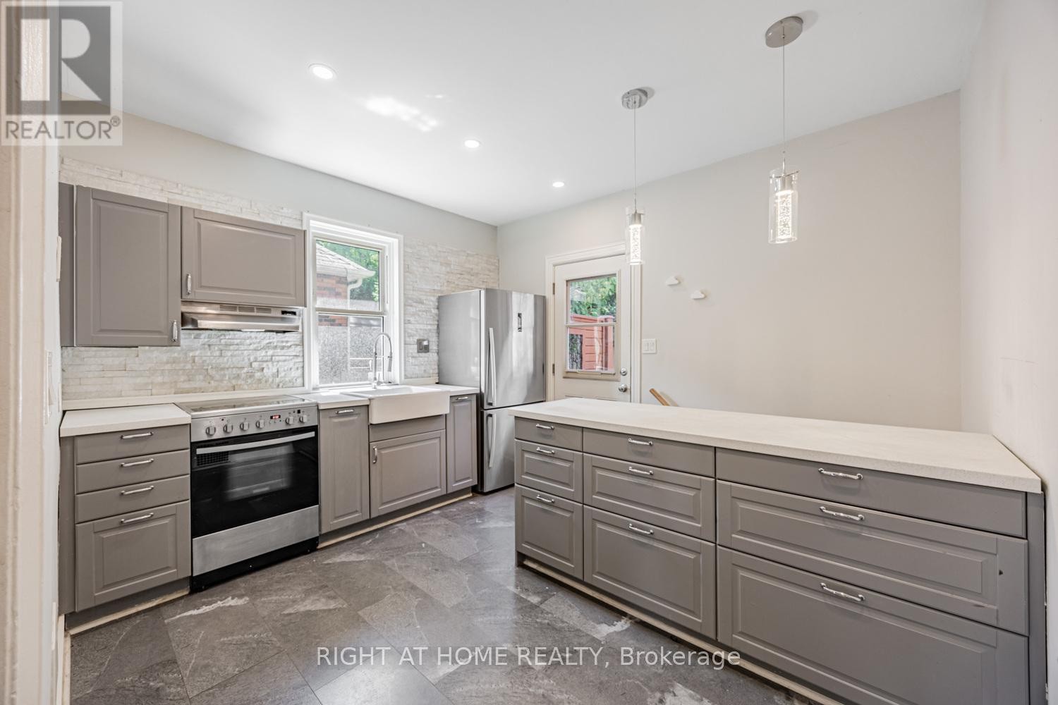 












390 JARVIS STREET

,
Oshawa (O'Neill),




Ontario
L1G5L2

