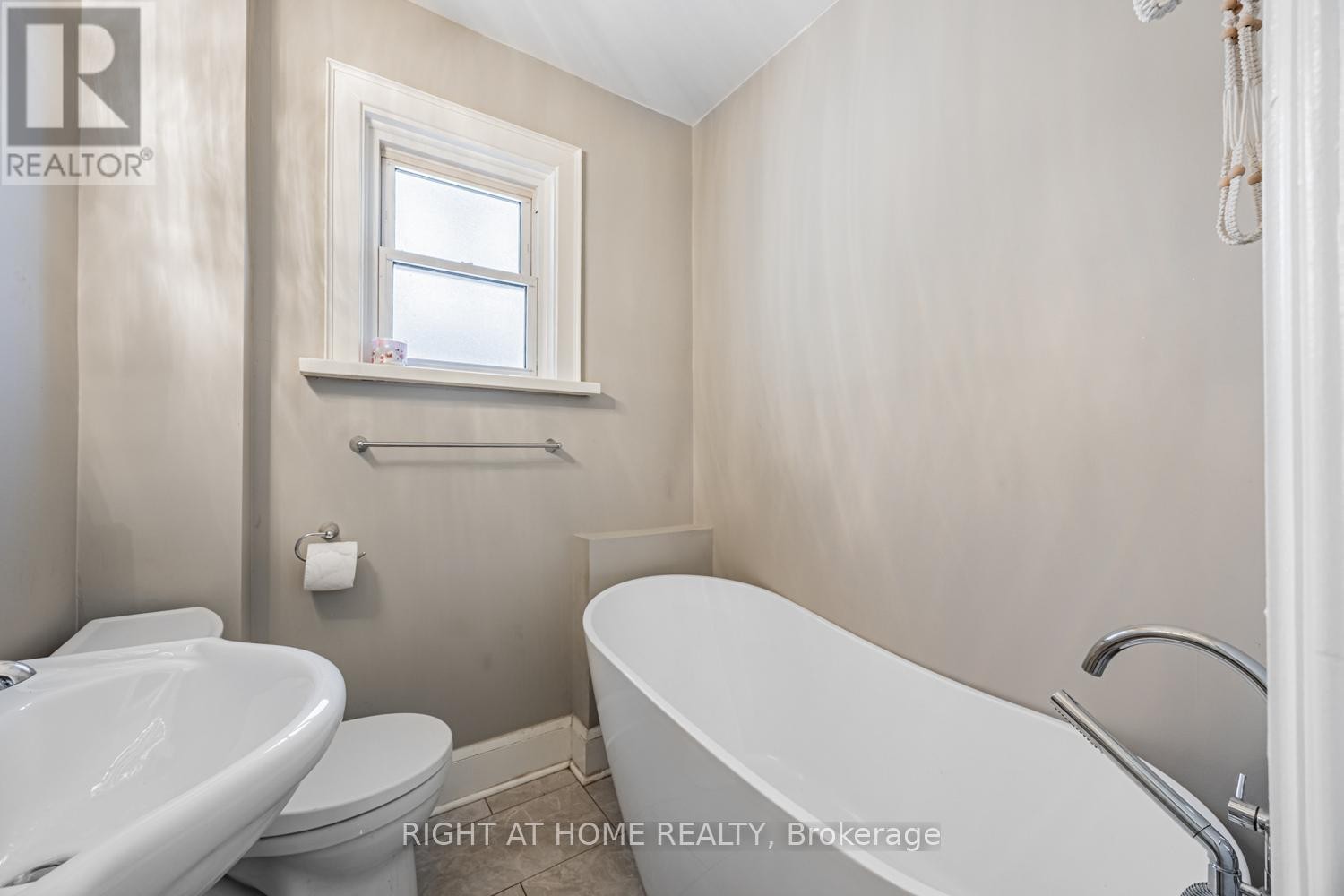 












390 JARVIS STREET

,
Oshawa (O'Neill),




Ontario
L1G5L2

