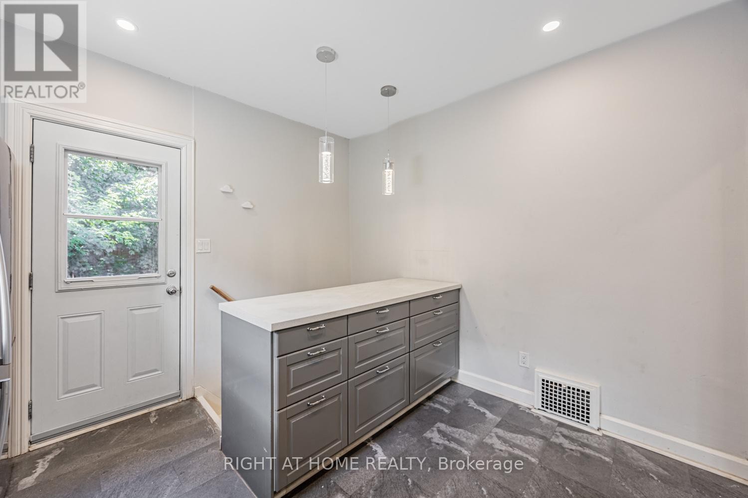 












390 JARVIS STREET

,
Oshawa (O'Neill),




Ontario
L1G5L2

