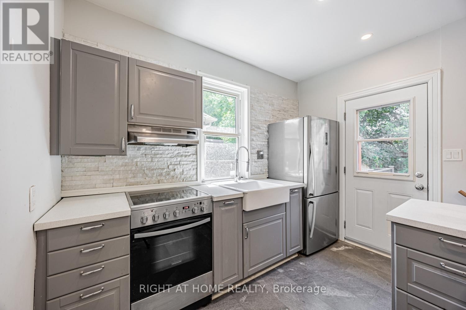 












390 JARVIS STREET

,
Oshawa (O'Neill),




Ontario
L1G5L2

