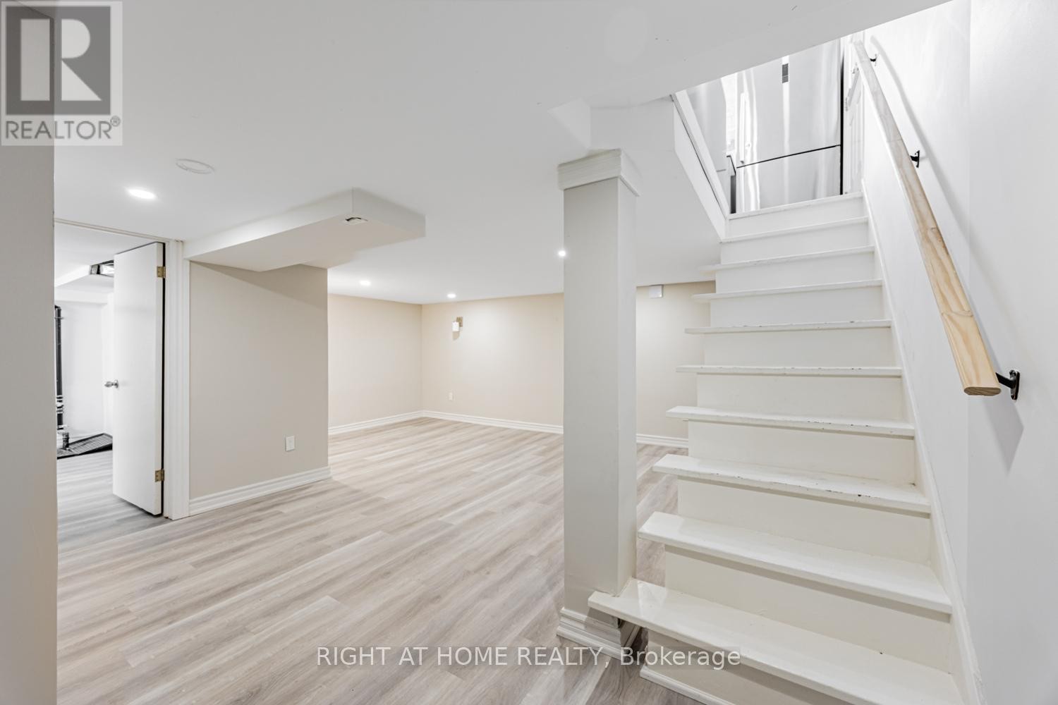 












390 JARVIS STREET

,
Oshawa (O'Neill),




Ontario
L1G5L2

