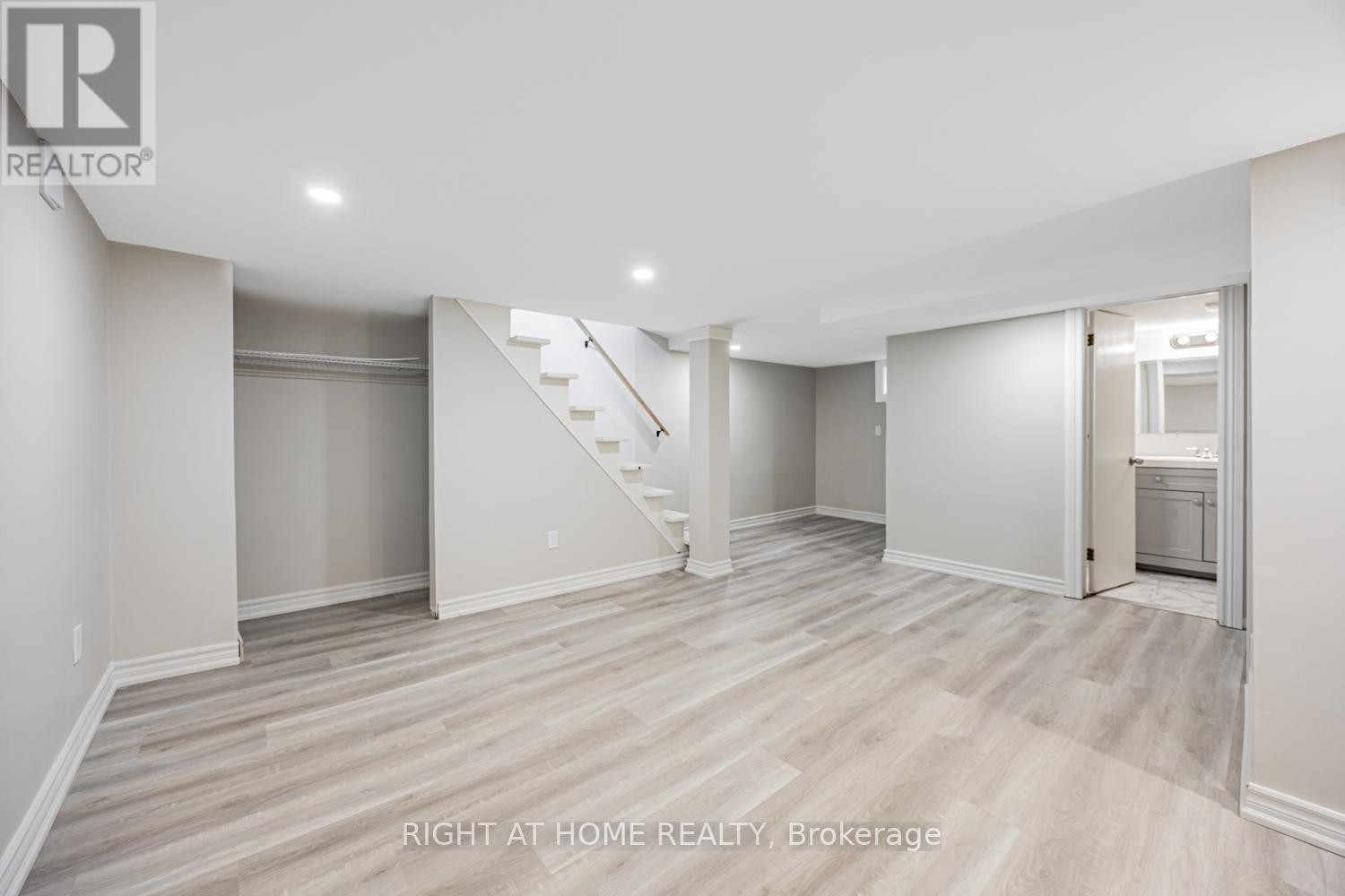 












390 JARVIS STREET

,
Oshawa (O'Neill),




Ontario
L1G5L2

