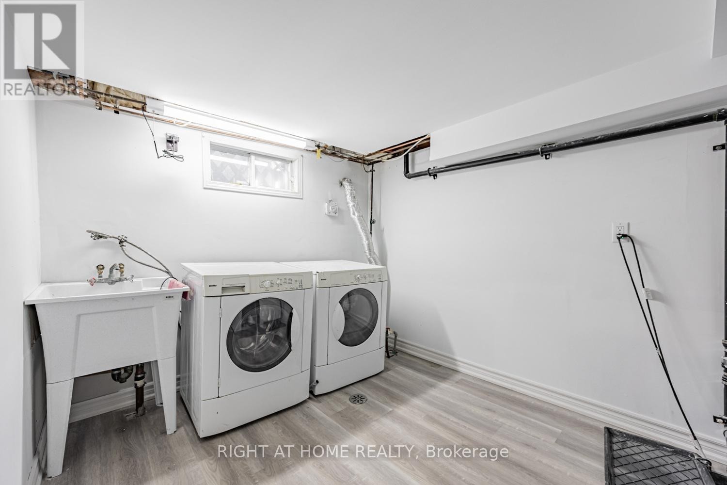 












390 JARVIS STREET

,
Oshawa (O'Neill),




Ontario
L1G5L2

