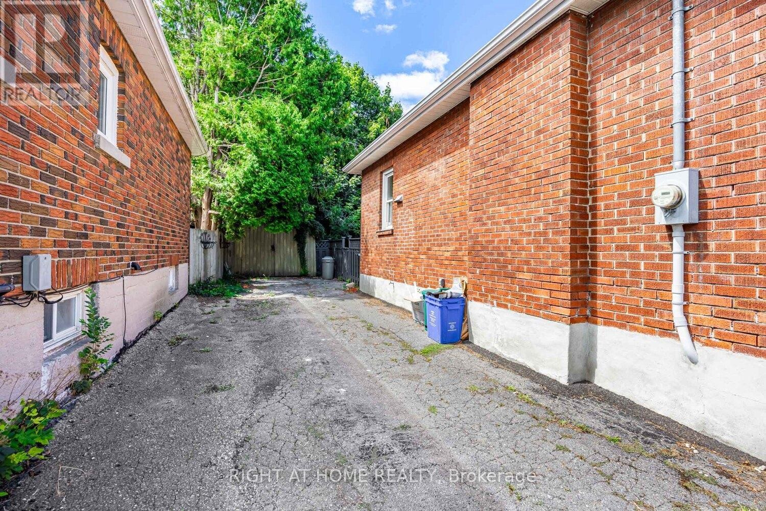 












390 JARVIS STREET

,
Oshawa (O'Neill),




Ontario
L1G5L2

