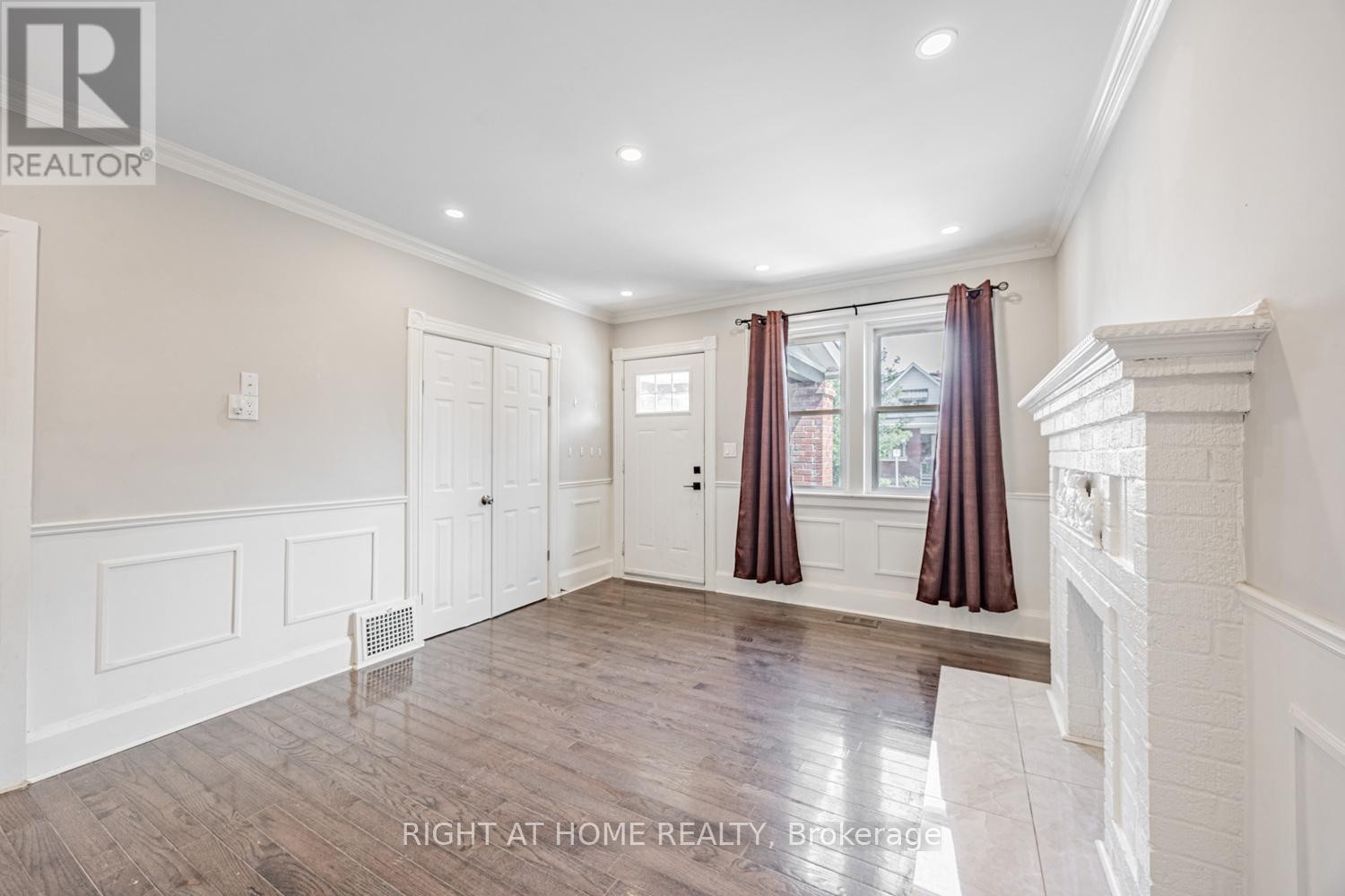 












390 JARVIS STREET

,
Oshawa (O'Neill),




Ontario
L1G5L2

