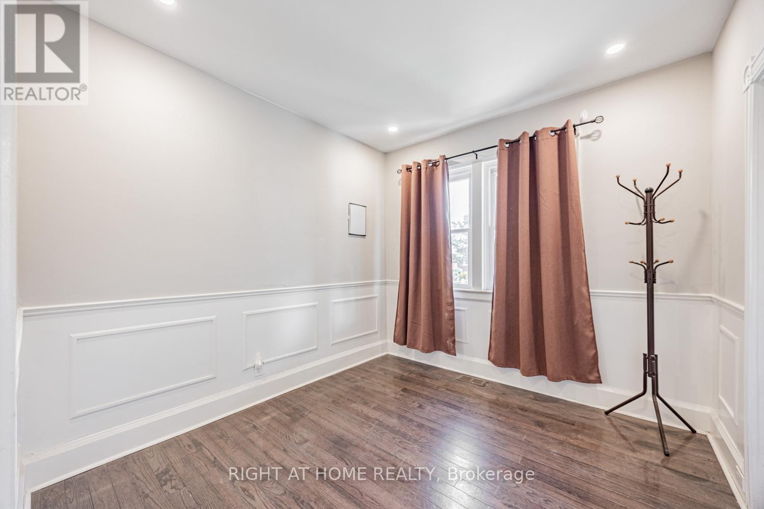 












390 JARVIS STREET

,
Oshawa (O'Neill),




Ontario
L1G5L2

