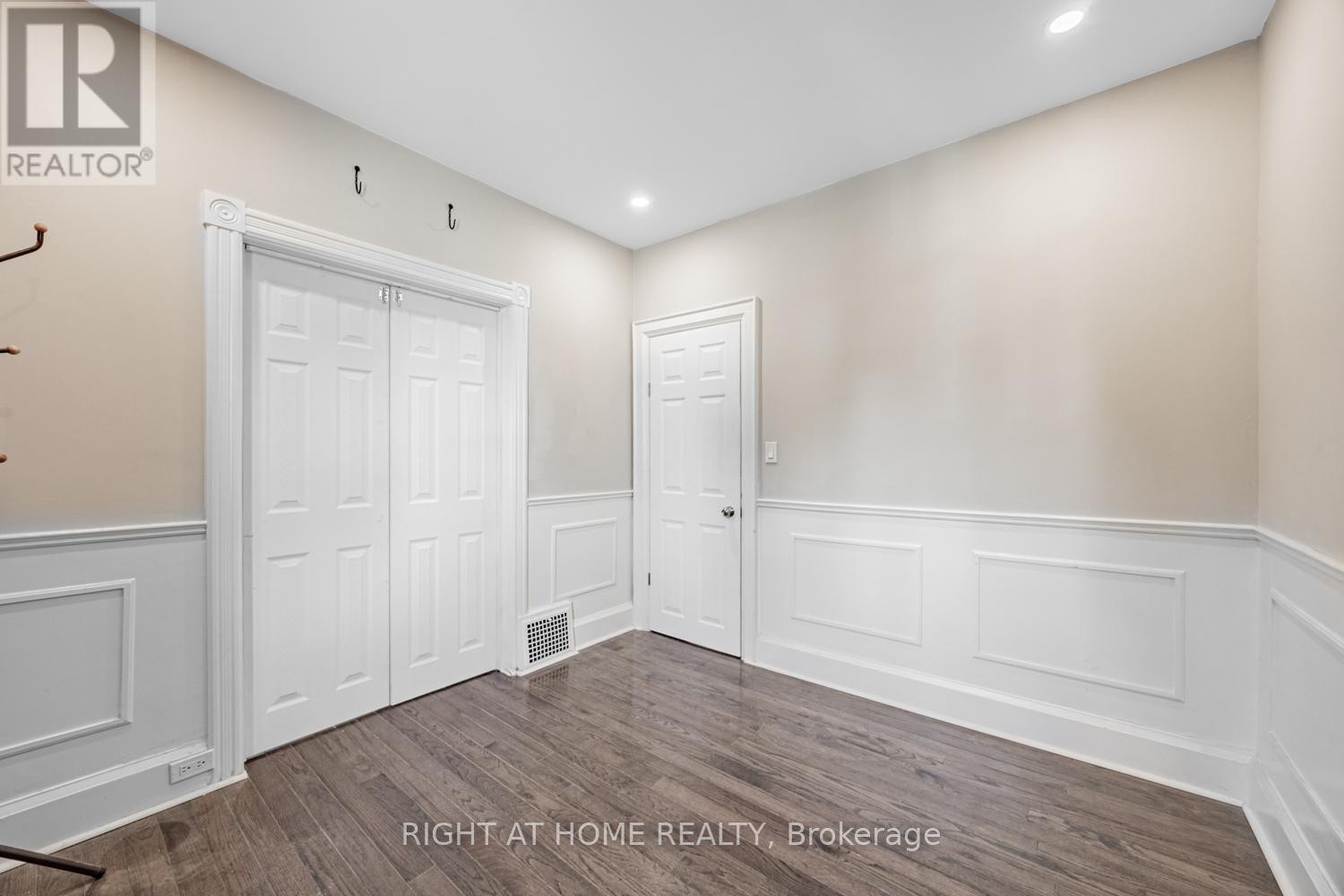












390 JARVIS STREET

,
Oshawa (O'Neill),




Ontario
L1G5L2

