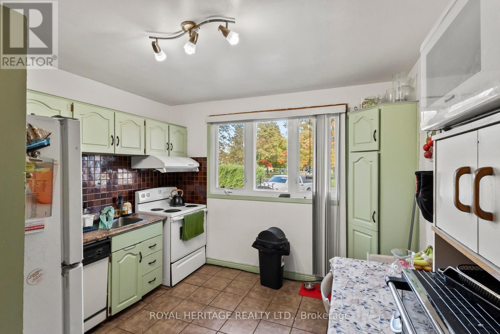 












42 BILLINGSGATE CRESCENT

,
Ajax (South East),




Ontario
L1S2R8

