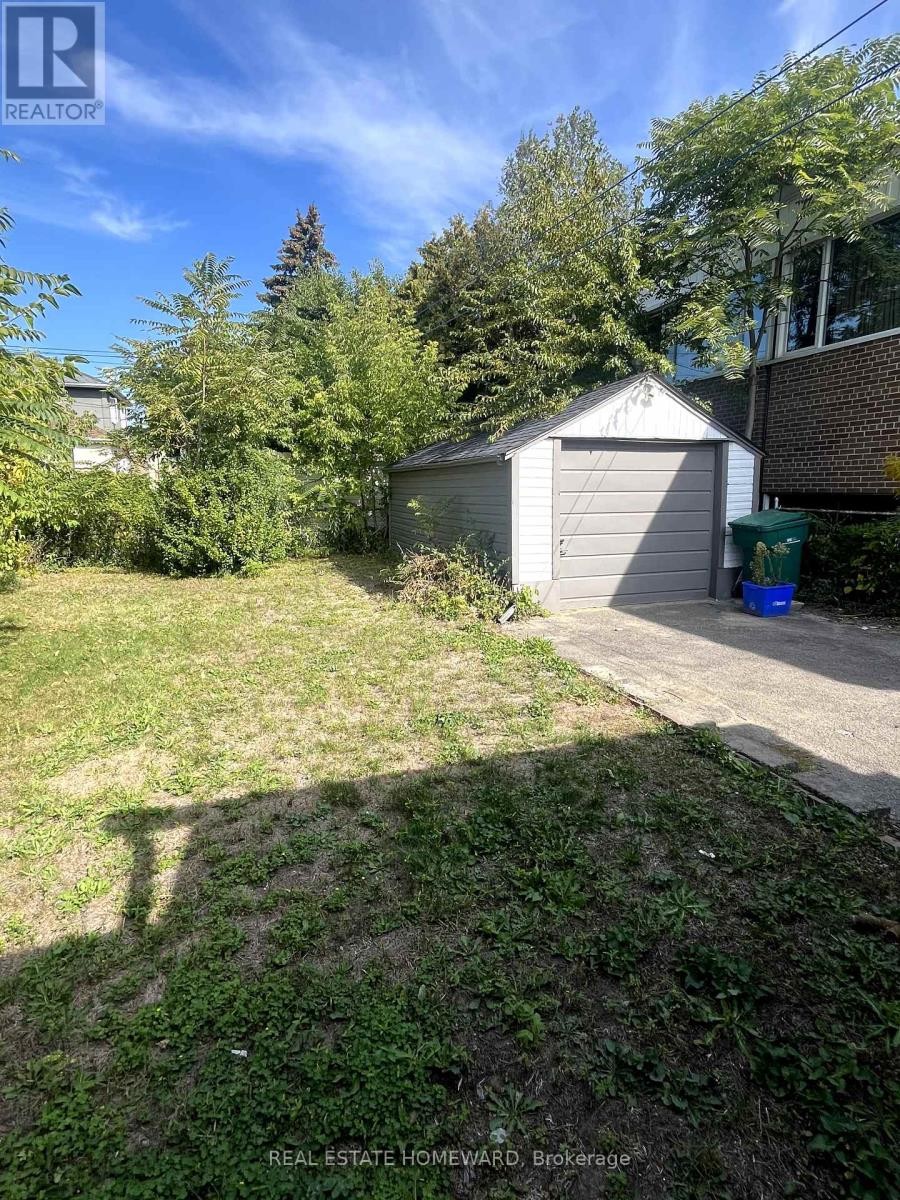 












322 COSBURN AVENUE

,
Toronto (East York),




Ontario
M4J2M9

