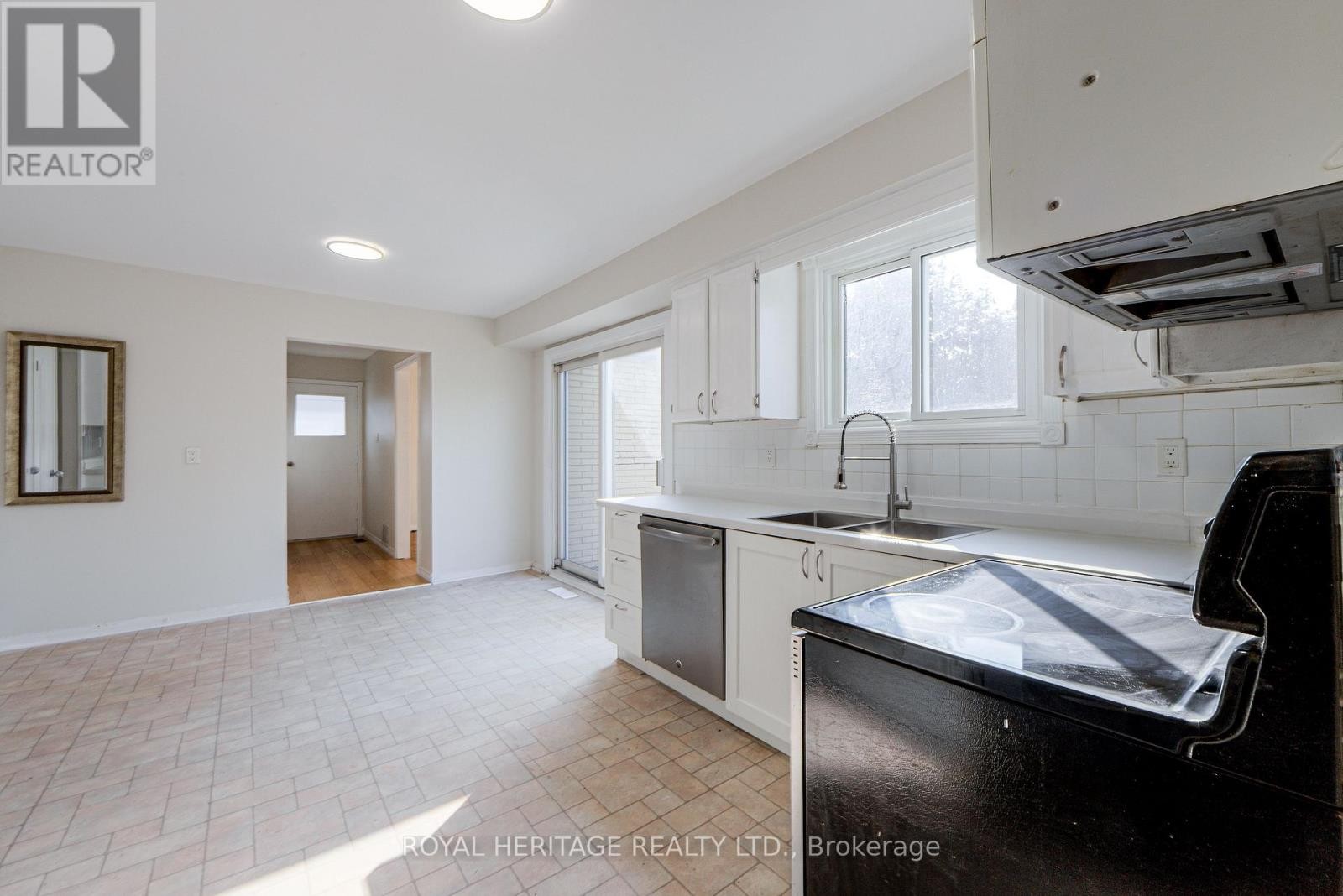 












586 CREEKVIEW CIRCLE

,
Pickering (West Shore),




Ontario
L1W3E4

