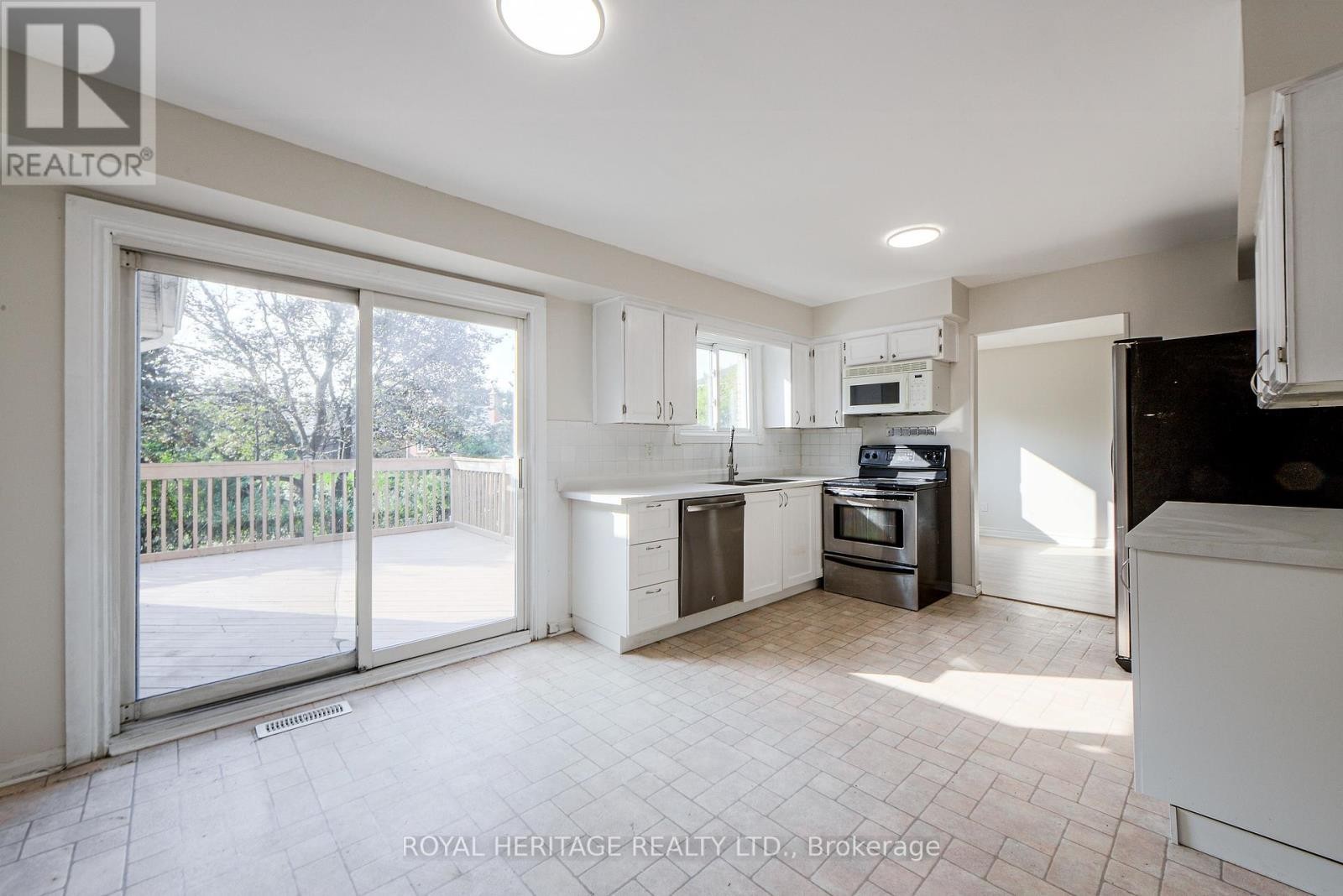 












586 CREEKVIEW CIRCLE

,
Pickering (West Shore),




Ontario
L1W3E4

