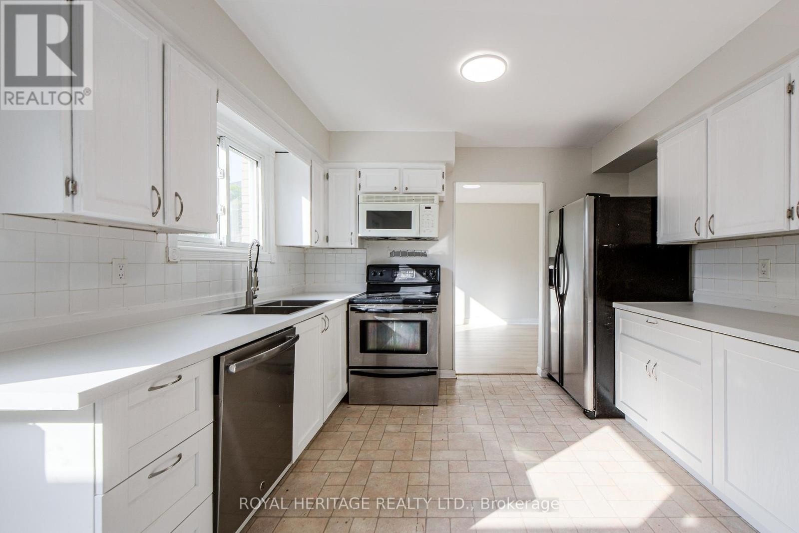 












586 CREEKVIEW CIRCLE

,
Pickering (West Shore),




Ontario
L1W3E4

