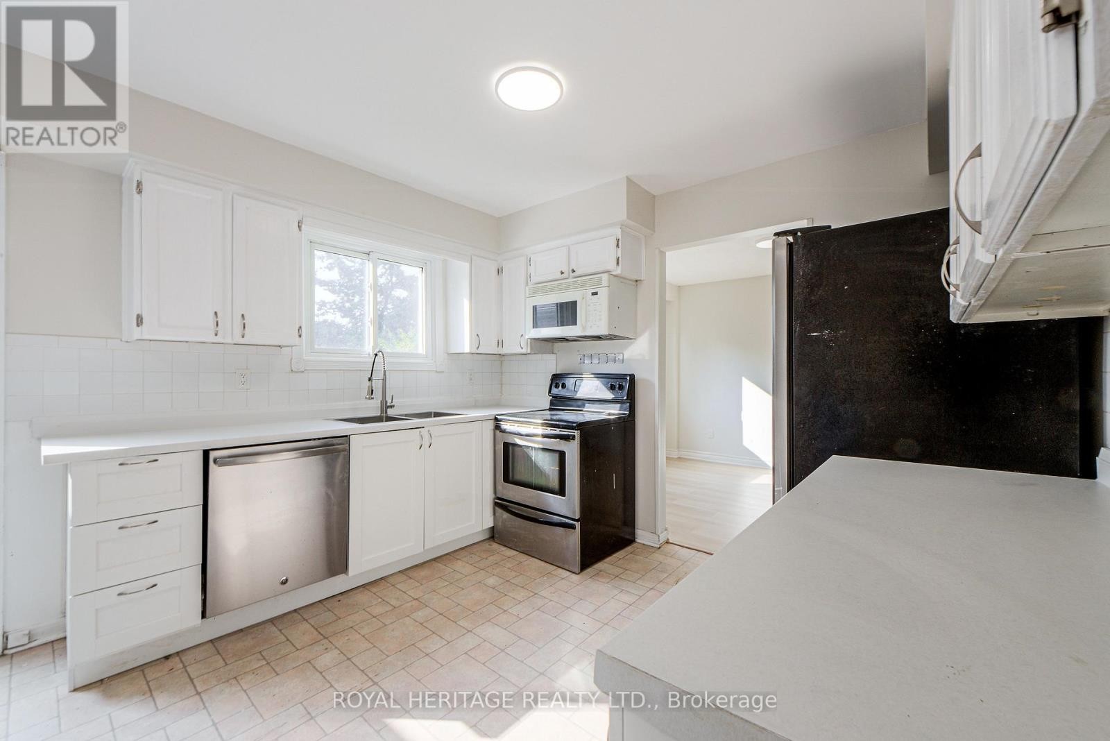 












586 CREEKVIEW CIRCLE

,
Pickering (West Shore),




Ontario
L1W3E4

