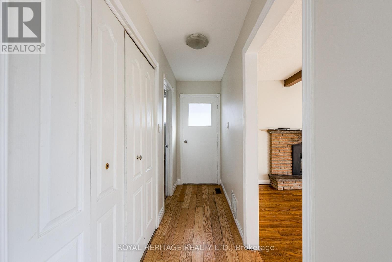 












586 CREEKVIEW CIRCLE

,
Pickering (West Shore),




Ontario
L1W3E4

