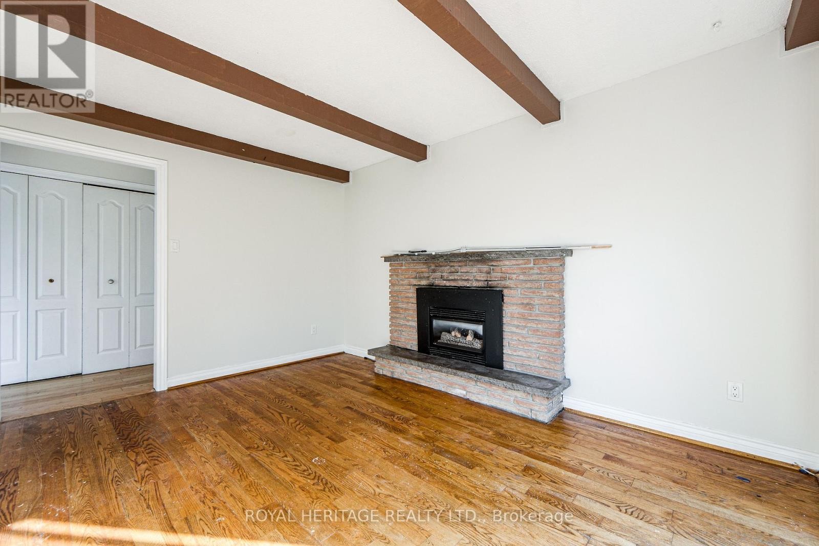 












586 CREEKVIEW CIRCLE

,
Pickering (West Shore),




Ontario
L1W3E4

