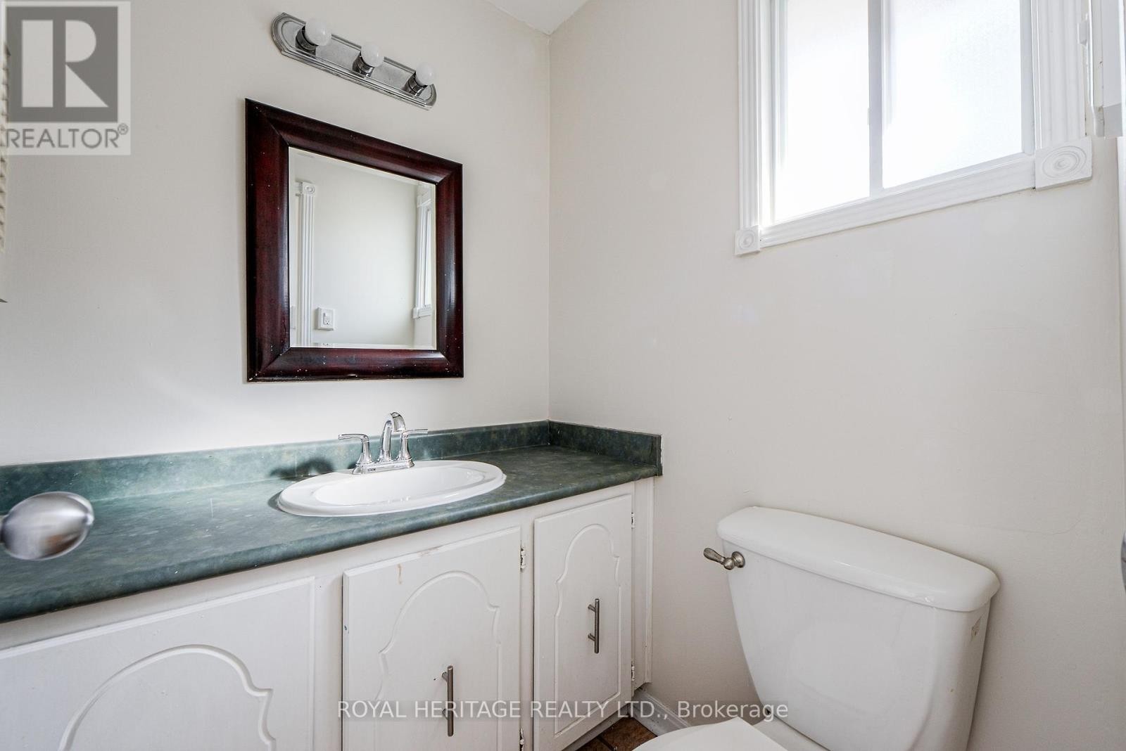 












586 CREEKVIEW CIRCLE

,
Pickering (West Shore),




Ontario
L1W3E4

