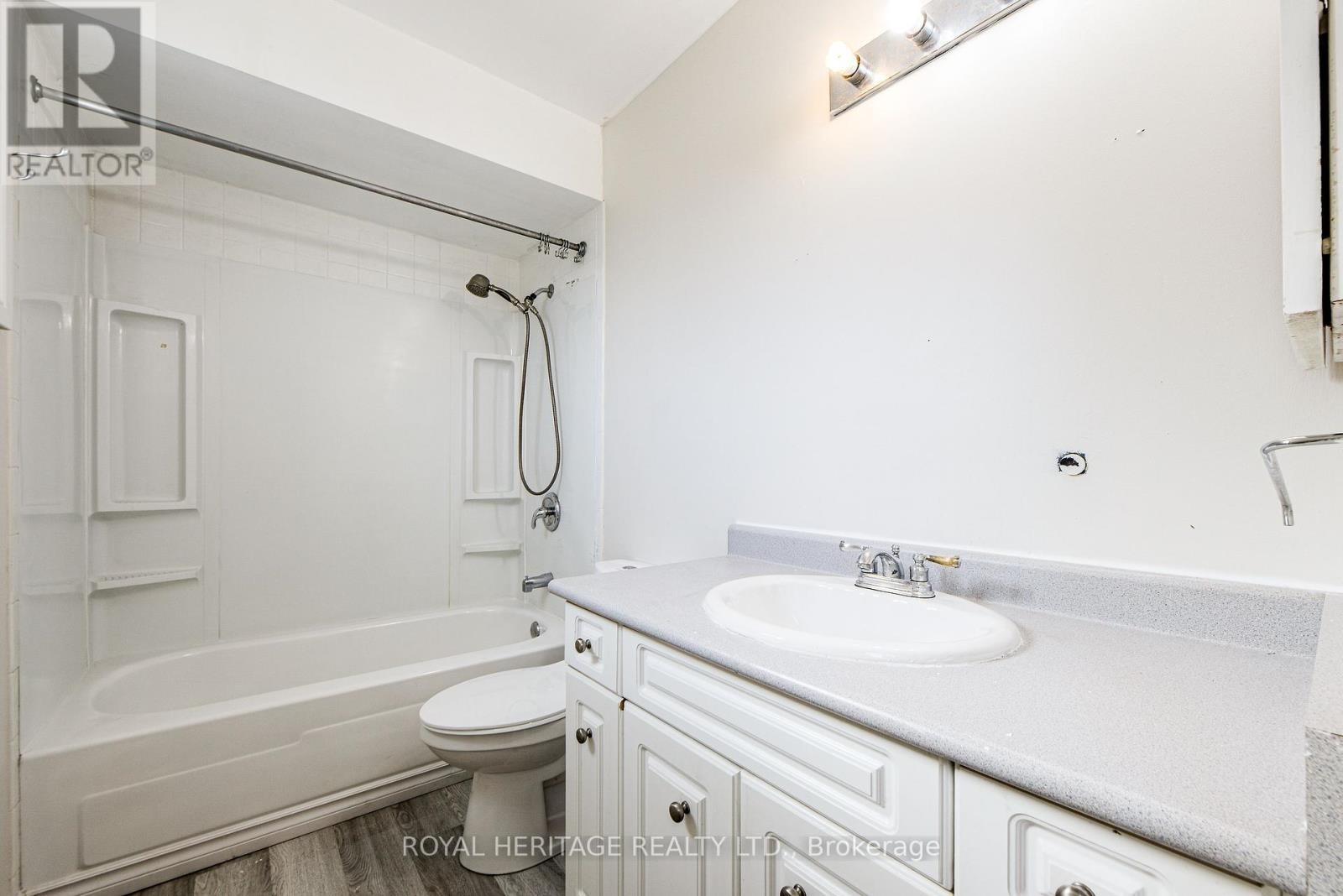 












586 CREEKVIEW CIRCLE

,
Pickering (West Shore),




Ontario
L1W3E4

