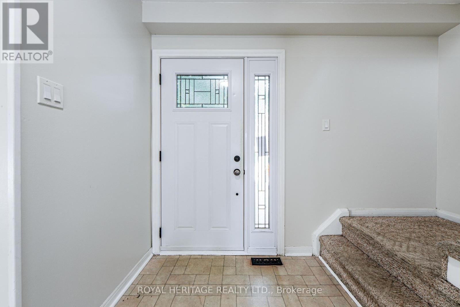 












586 CREEKVIEW CIRCLE

,
Pickering (West Shore),




Ontario
L1W3E4

