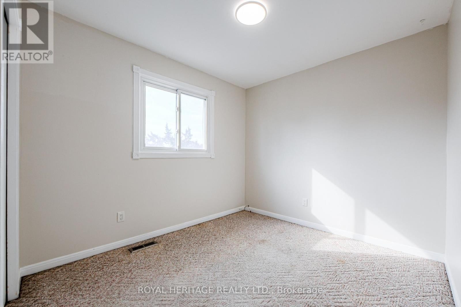 












586 CREEKVIEW CIRCLE

,
Pickering (West Shore),




Ontario
L1W3E4

