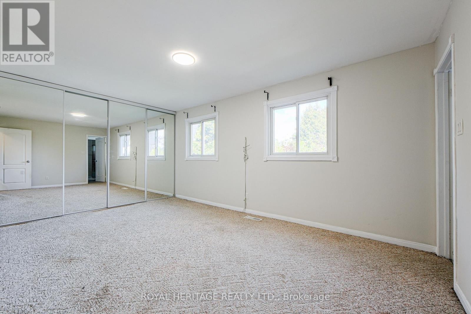 












586 CREEKVIEW CIRCLE

,
Pickering (West Shore),




Ontario
L1W3E4

