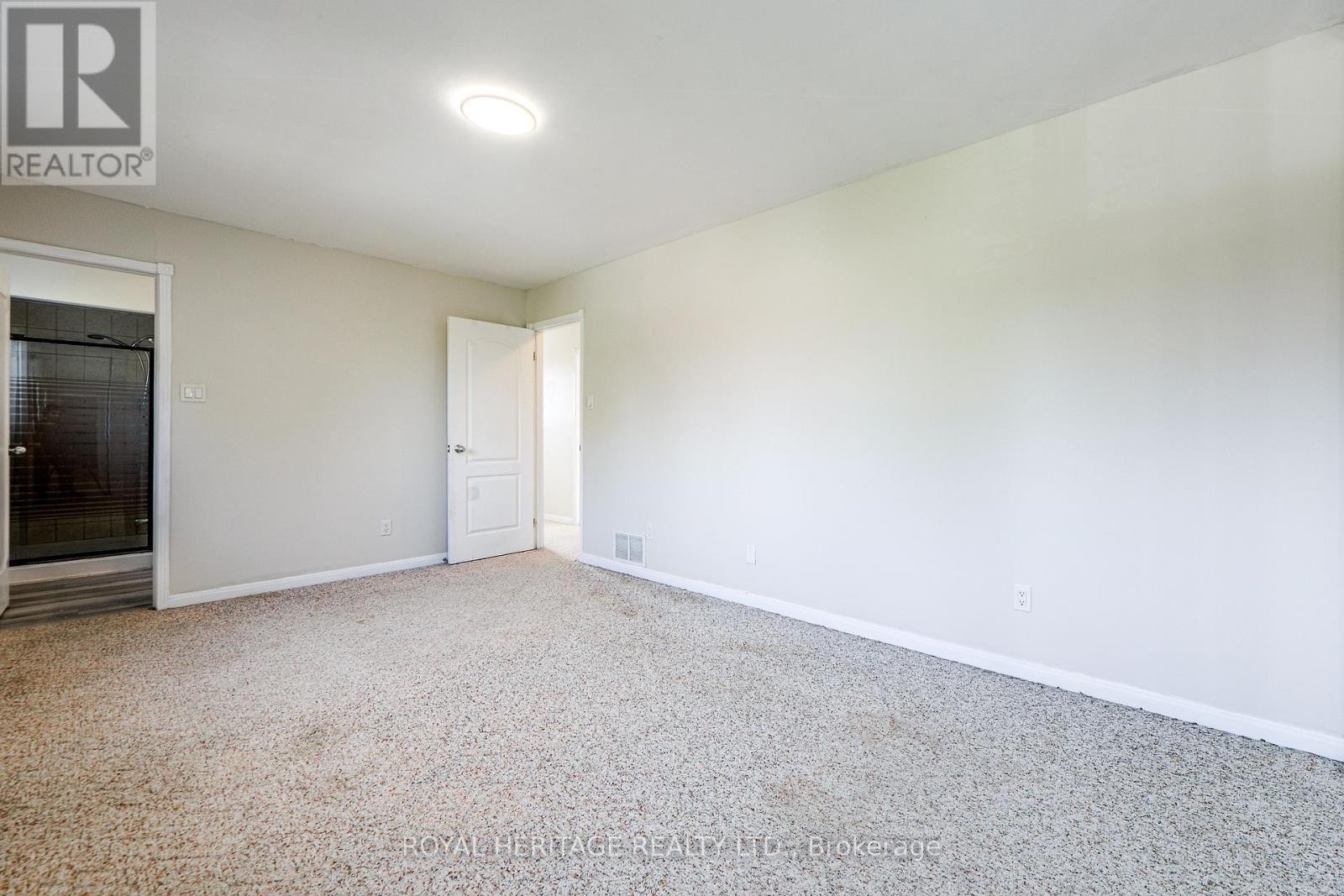 












586 CREEKVIEW CIRCLE

,
Pickering (West Shore),




Ontario
L1W3E4

