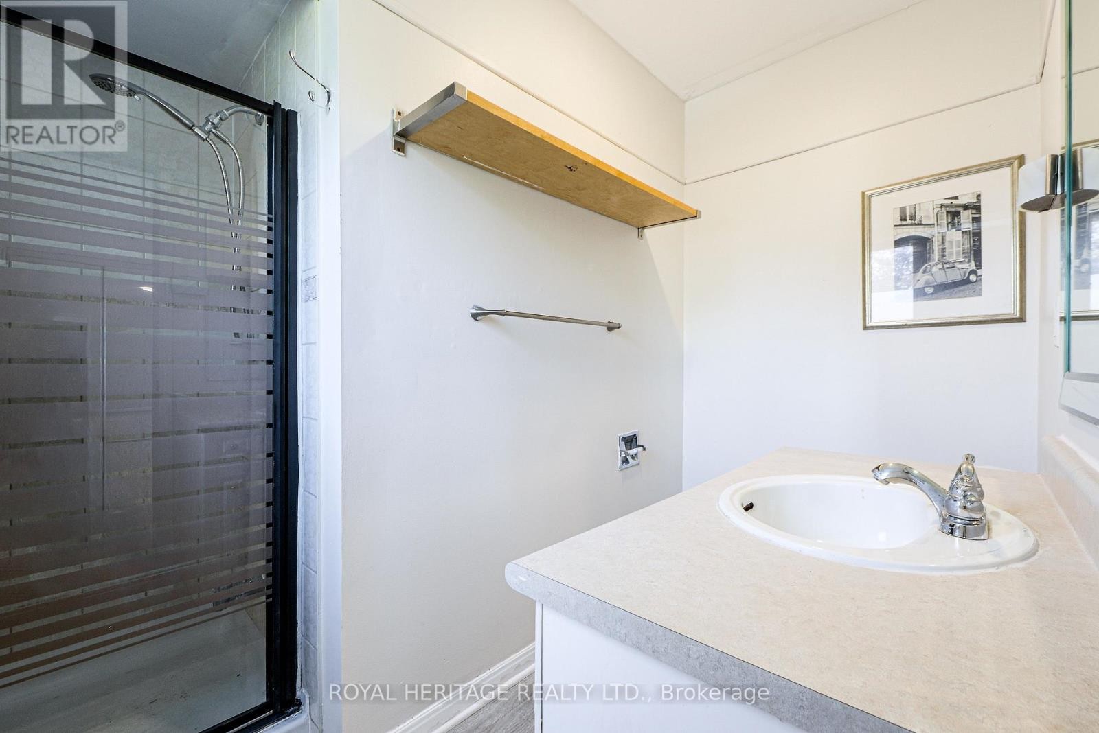 












586 CREEKVIEW CIRCLE

,
Pickering (West Shore),




Ontario
L1W3E4

